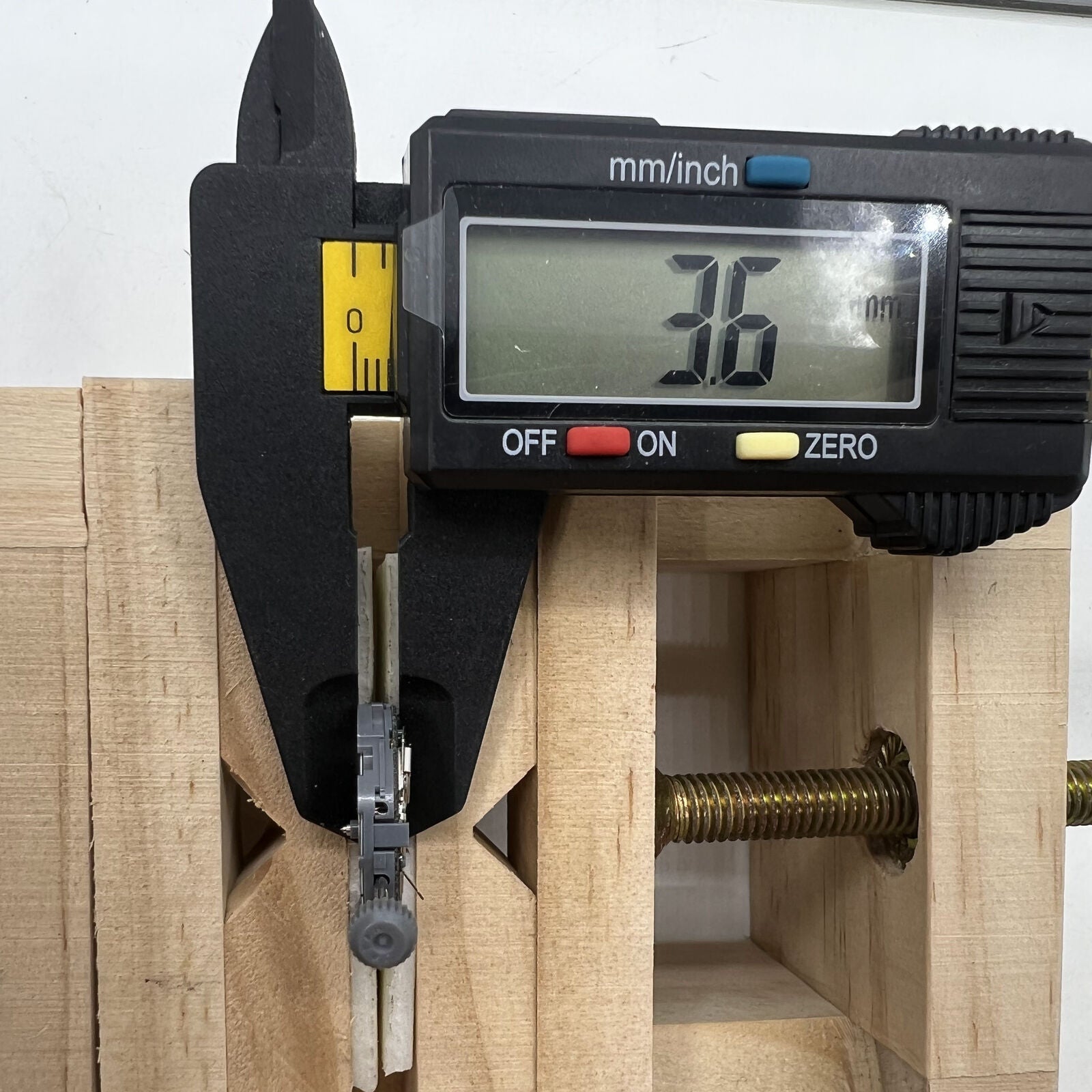 Mouvement à Quartz Miyota 6L76 - Calendrier Simple Date à 3h - 4 Aiguilles - Neuf Sans Boîte