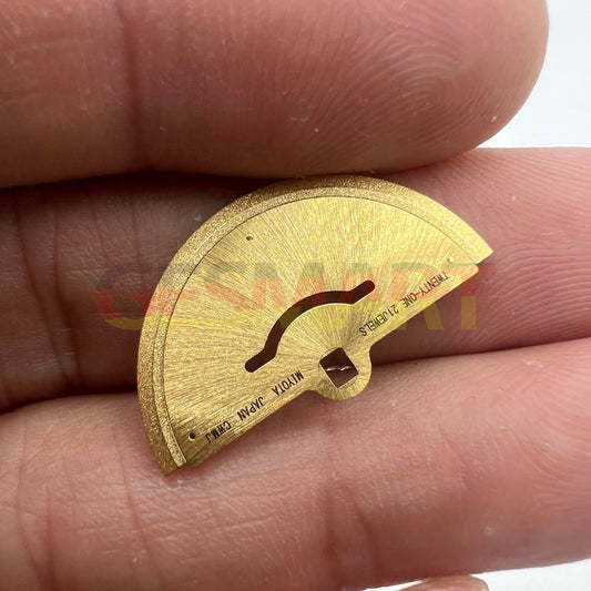 Golden rotor oscillating weight for movement 8200, enhancing watch accuracy and performance.