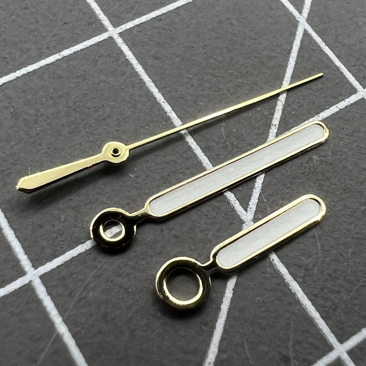 Aiguilles de montre luminescentes vertes peintes en blanc avec garniture dorée de 12,5 mm pour NH35 NH36 7S26 7S36