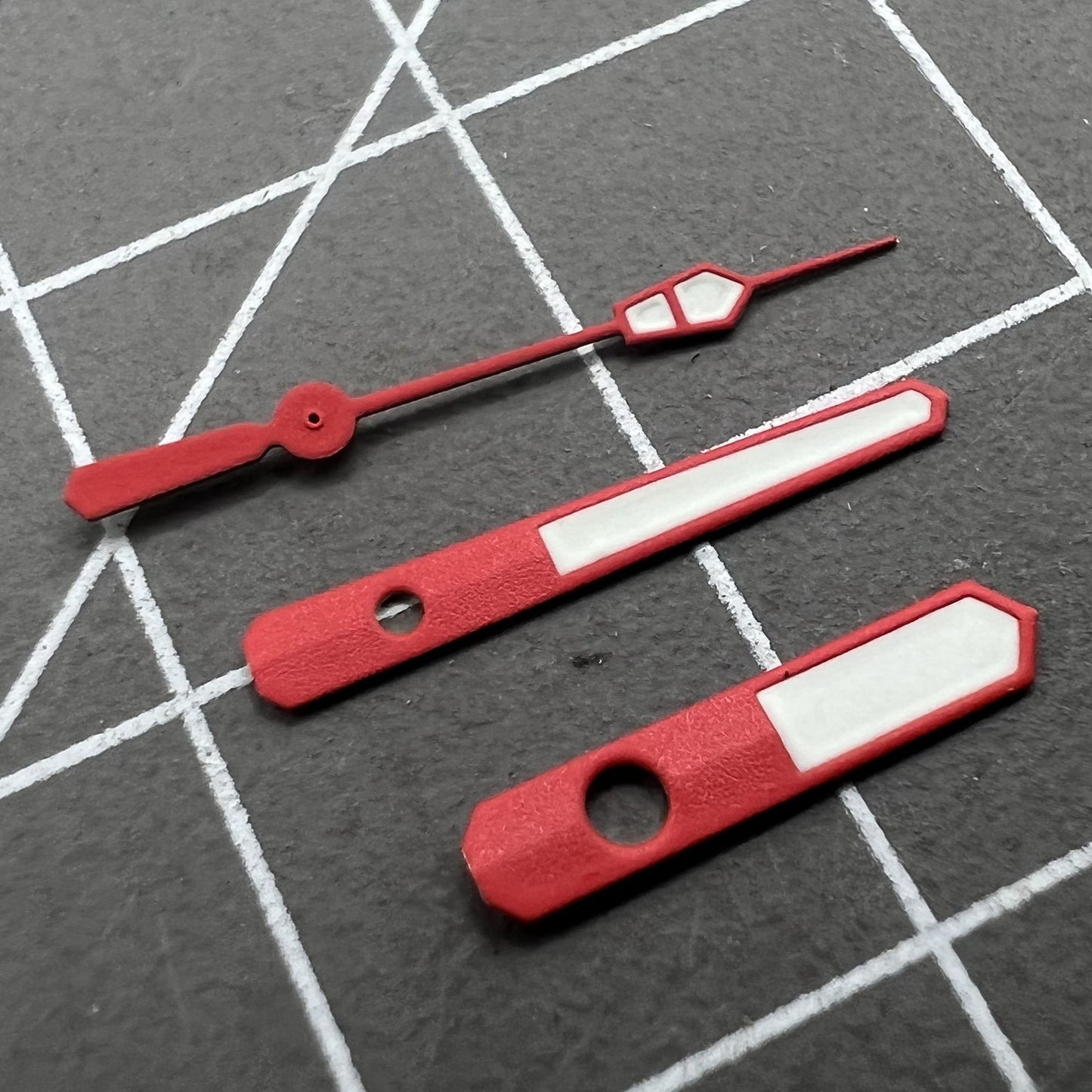Aiguilles de montre peintes en blanc, garniture rouge de 12,5 mm, luminescentes vertes pour NH35 NH36 7S26 7S36