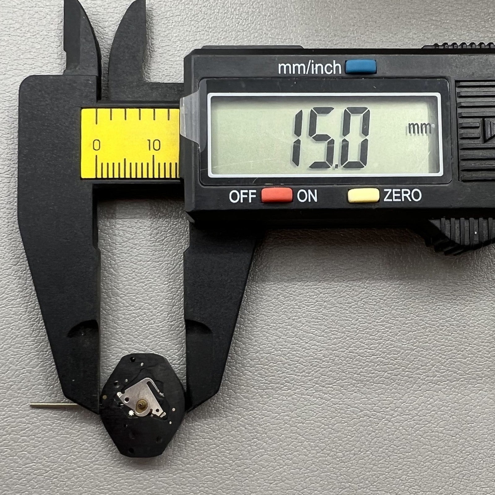 Swiss ISA 638 quartz watch movement with 3 hands, no calendar, precision timekeeping for watch accessories.