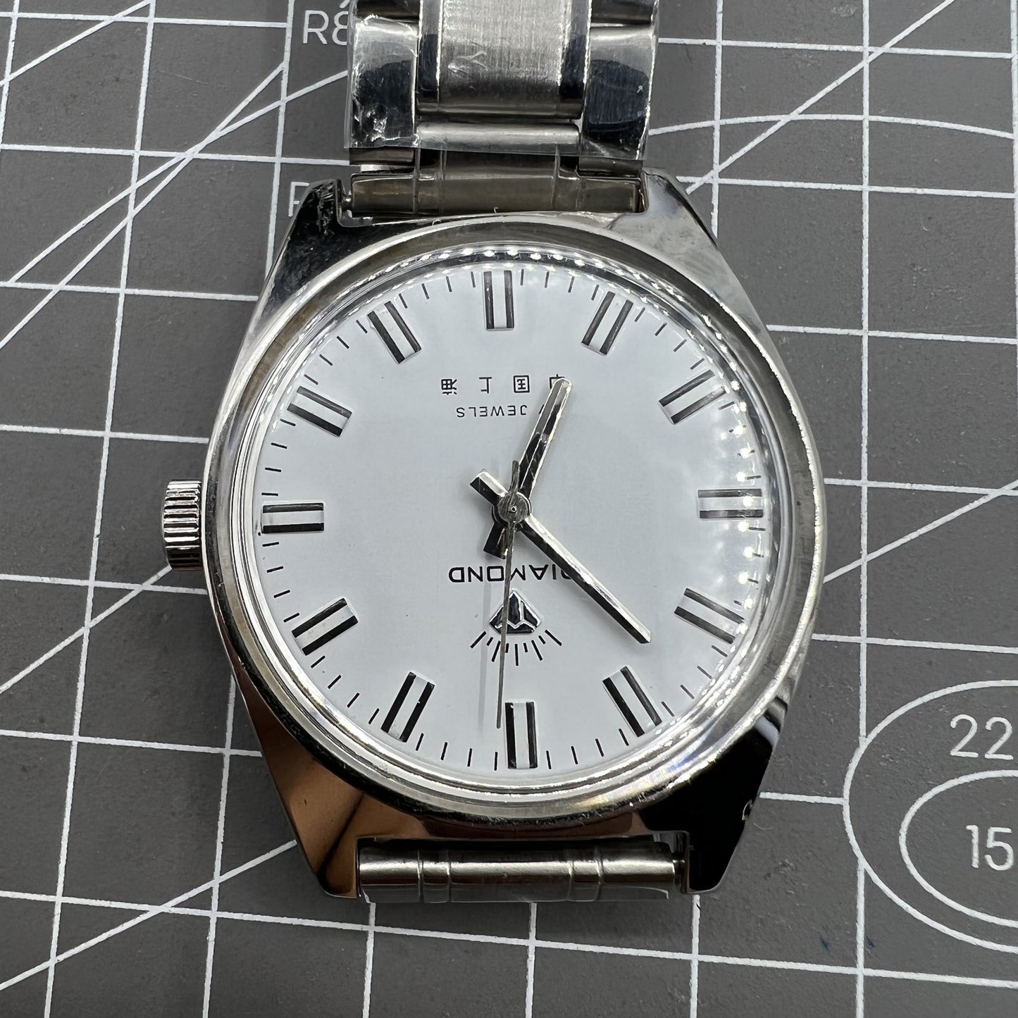 38mm Shanghai Diamond manual watch with white dial, silver case, 17 jewels for precise timekeeping.