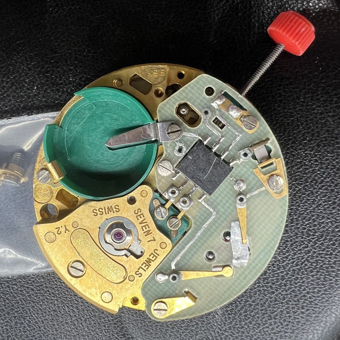 ESA 9183 Swiss quartz watch movement with double calendar and three-hand display, ideal for precision watch accessories.