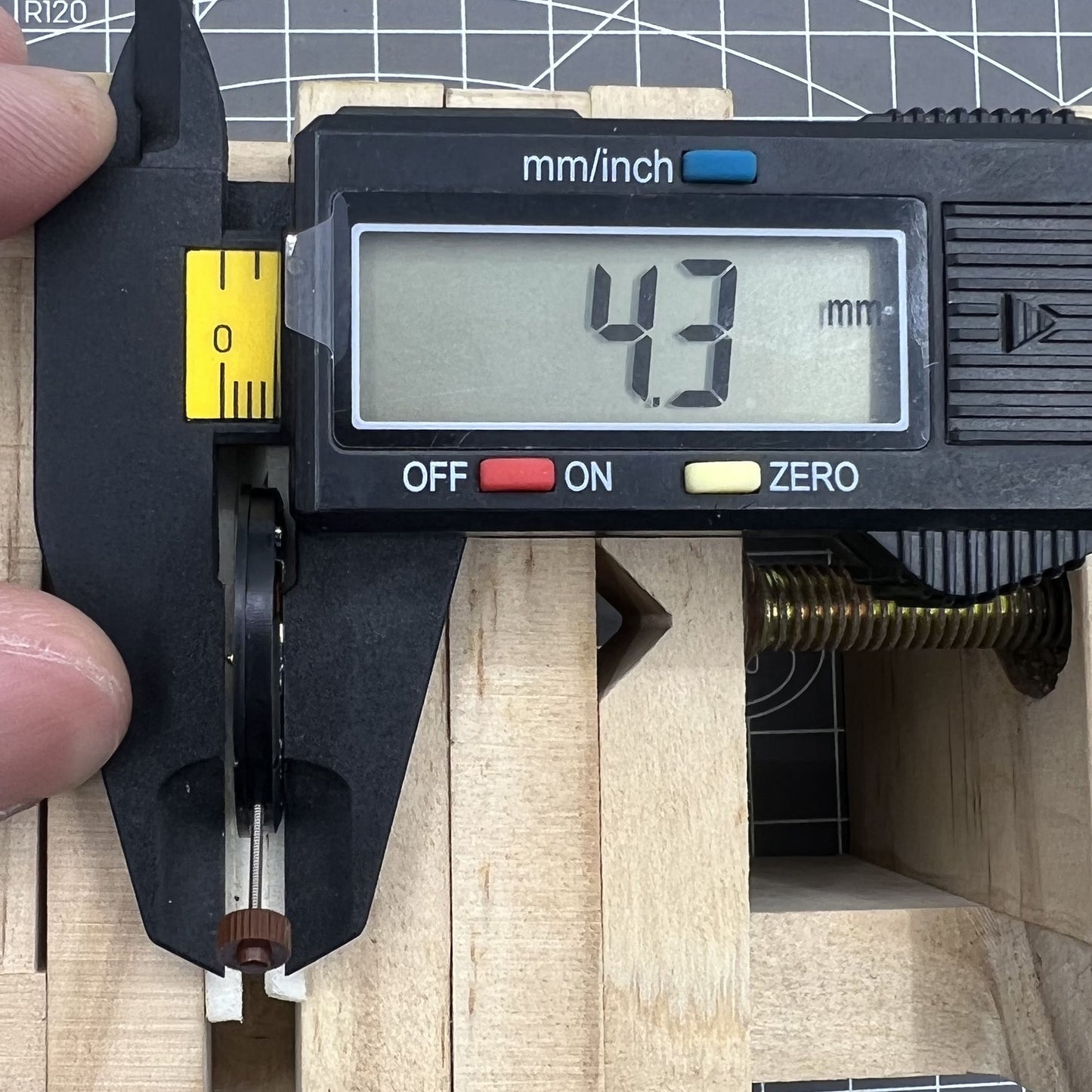 Ronda 517 Quartz Watch Movement English & Chinese Day Date At 3 Movement