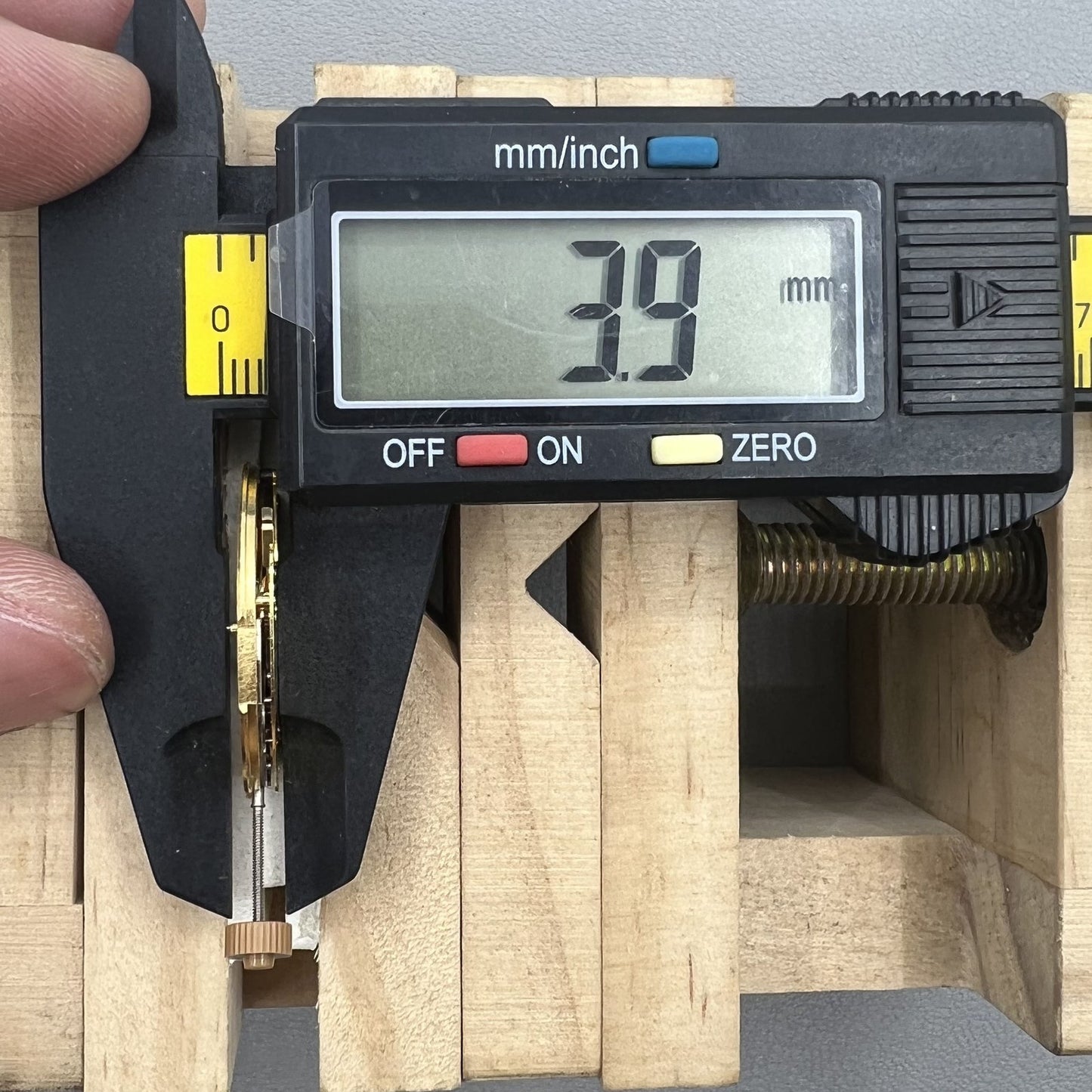 Schweizer Ronda 6004d 6004.D Quartz Uhrenbewegungsdatum bei 3