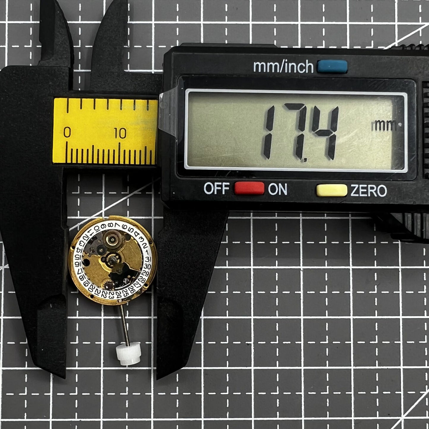 Swiss ETA 956.112 quartz movement with date at 3 o?clock, precise 3-hand watch component.