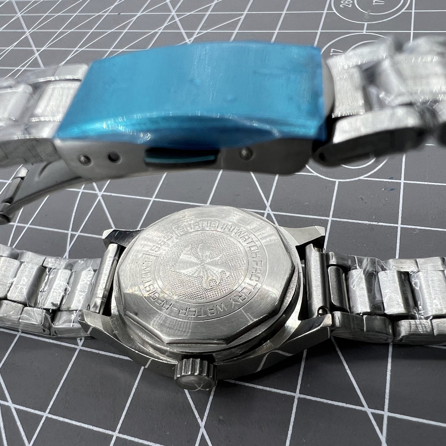Elegant 26mm SHANGHAI JINJI Lady Watch with golden square case and 17-jewel manual movement.