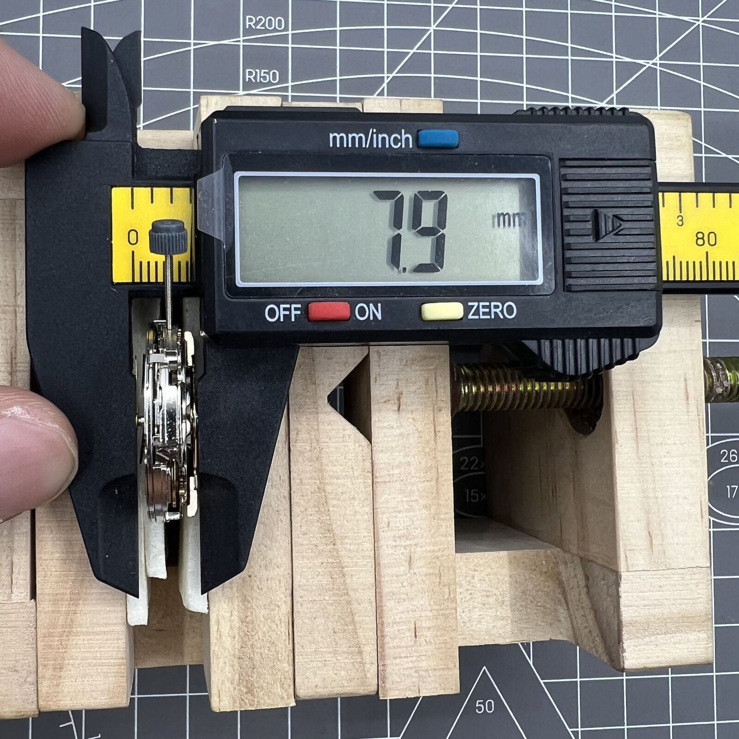 NN8205 watch accessory featuring Nanning 2813 automatic mechanical movement for precise timekeeping.