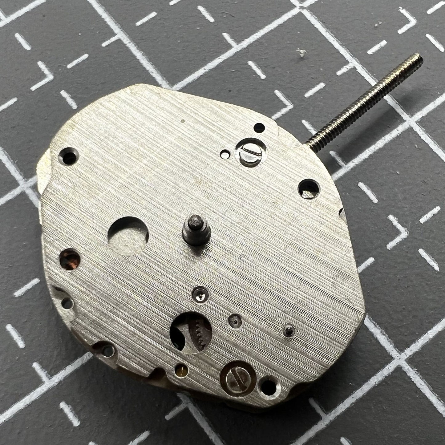 Mouvement à quartz Seiko V253A à 2 aiguilles avec trotteuse secondaire, ancien stock