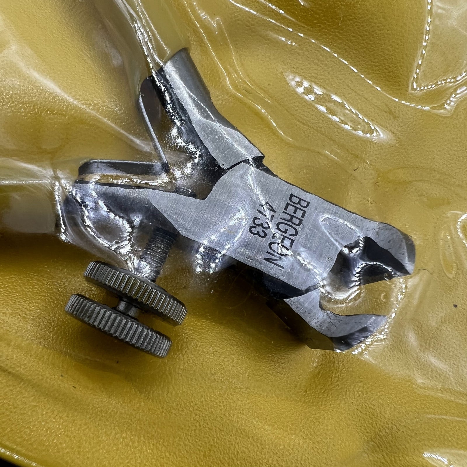 Bergeon 4733 Swiss Made watch tool for tightening cannon pinion, ensuring precise watch repairs.