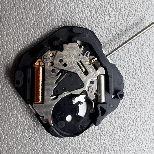 Japan V722C quartz watch movement showing 3 hands and single calendar date at 6 o'clock for precise timekeeping.