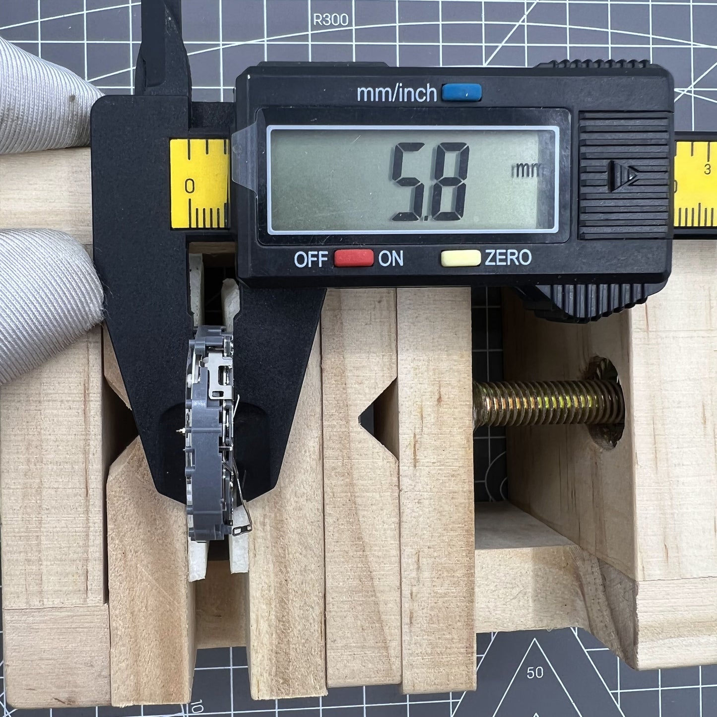 Hattori Epson TMI VK73 quartz watch movement, Japan-made, precise timekeeping for watch repair and assembly.