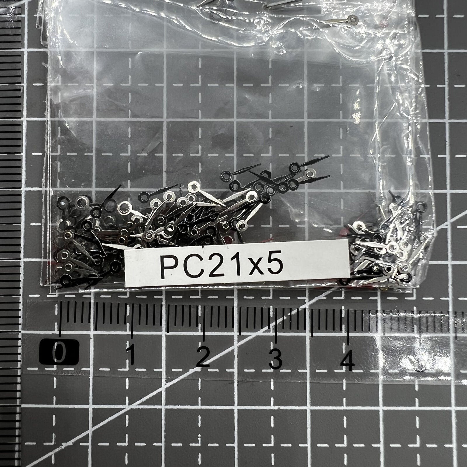 Set of 100 red 15mm second hands for Hattori Epson PC21 watch movements, precise replacement parts.