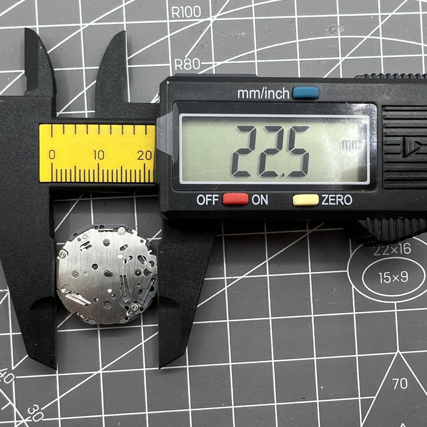 Japan-made Hattori Epson TMI VH63A quartz watch movement, precise timekeeping for watch repairs and accessories.
