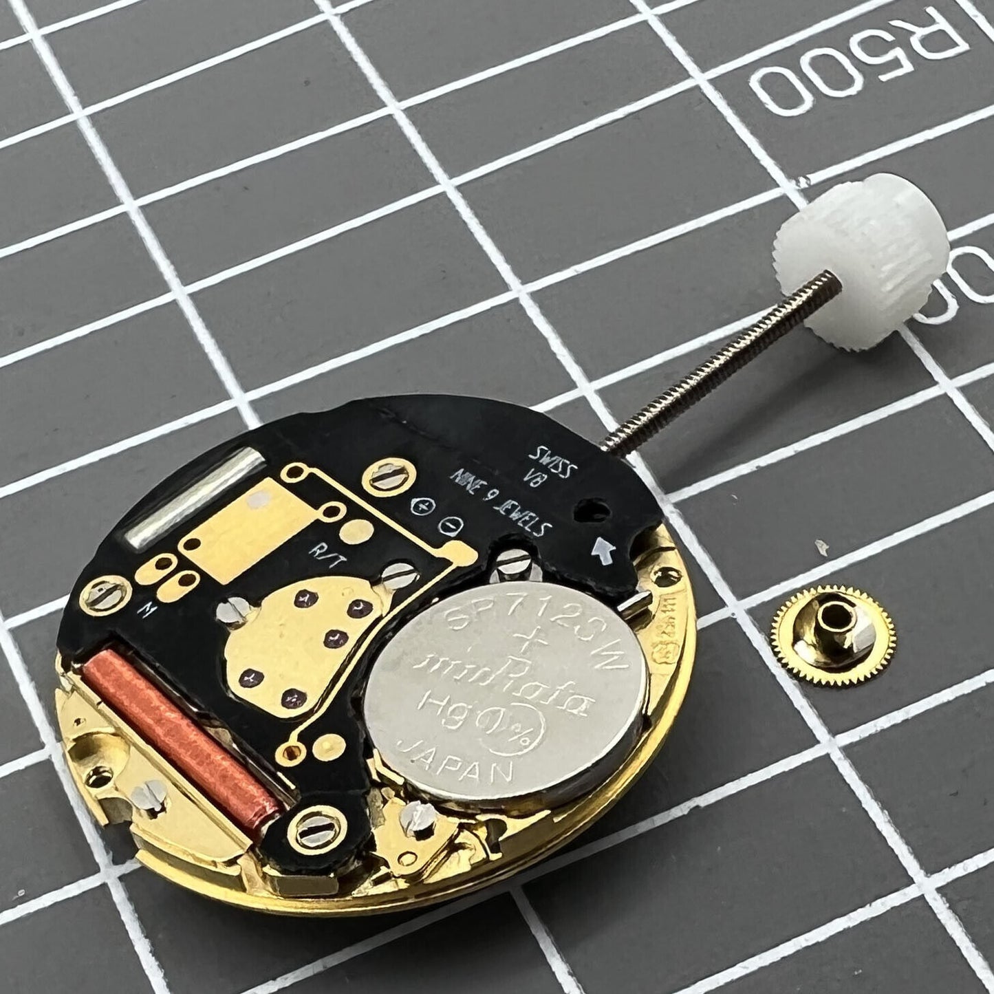Mouvement à quartz <tc>ETA</tc> 256.111 V8, remplacement du <tc>ETA</tc> 256.141, cadran blanc, 3 aiguilles