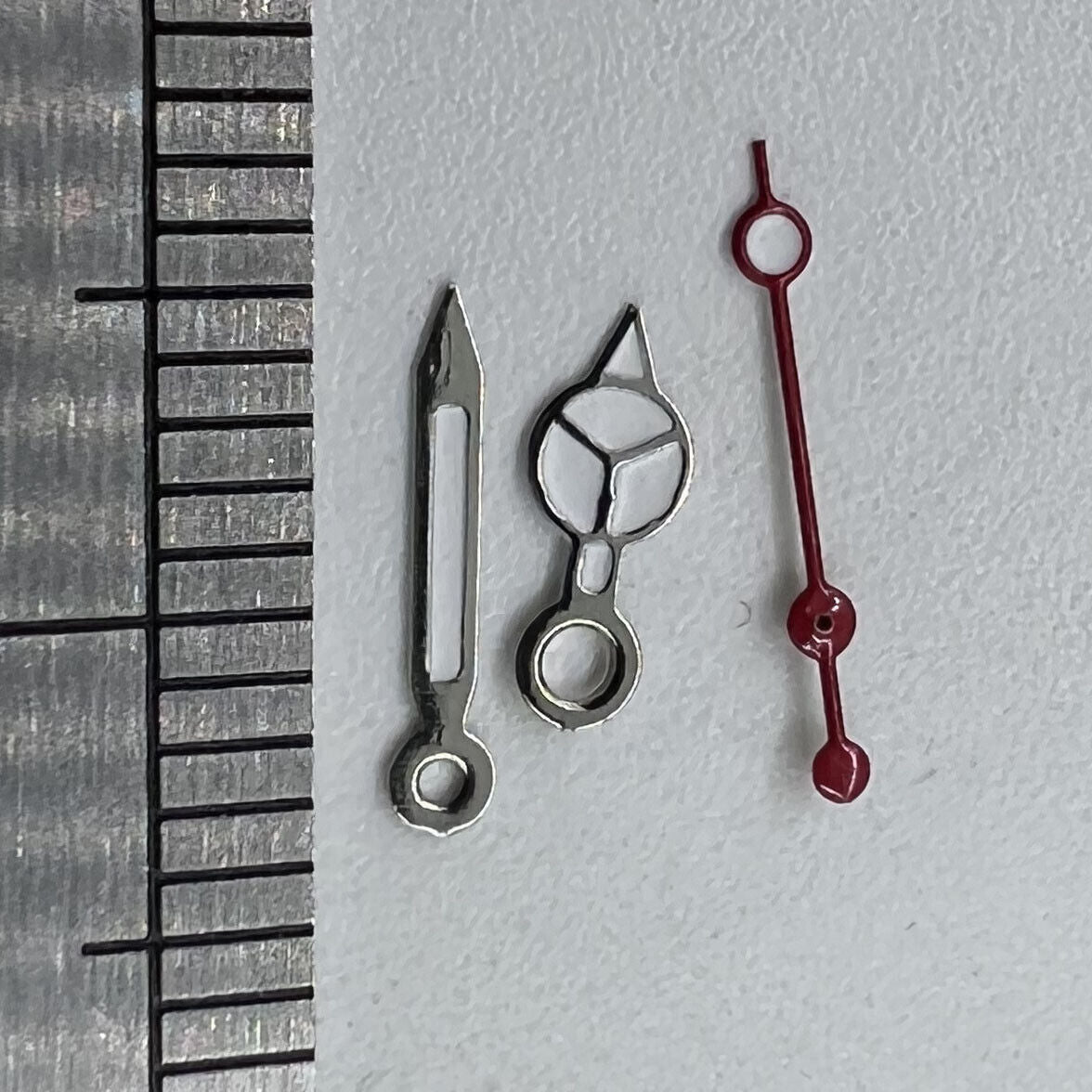 Silver-trimmed luminous watch hands by P1-H2-C4 for Miyota 2035, ideal for low-light readability.