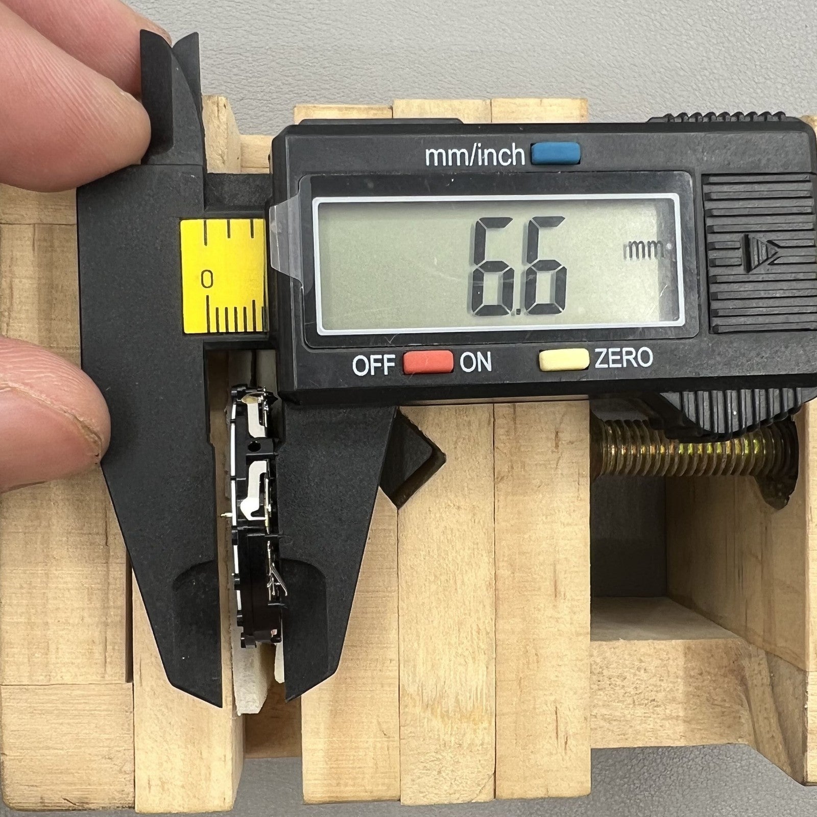 Japan Hattori Epson VD57C quartz watch movement, precise timekeeping for watch repairs and accessories.