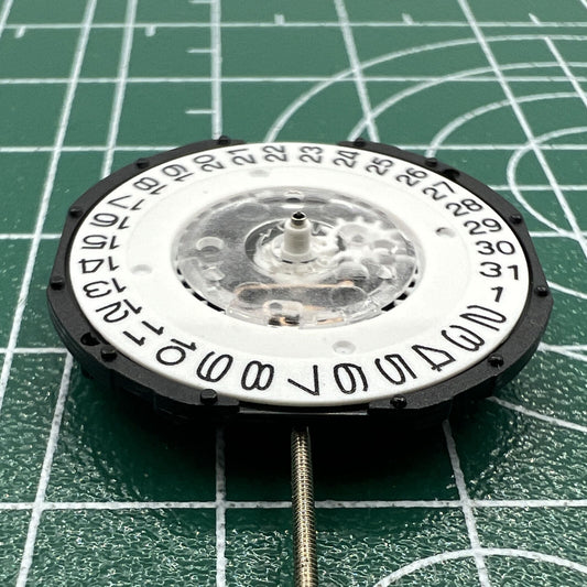 LG32 quartz watch movement with date at 3 o'clock, perfect for precise watch repairs.