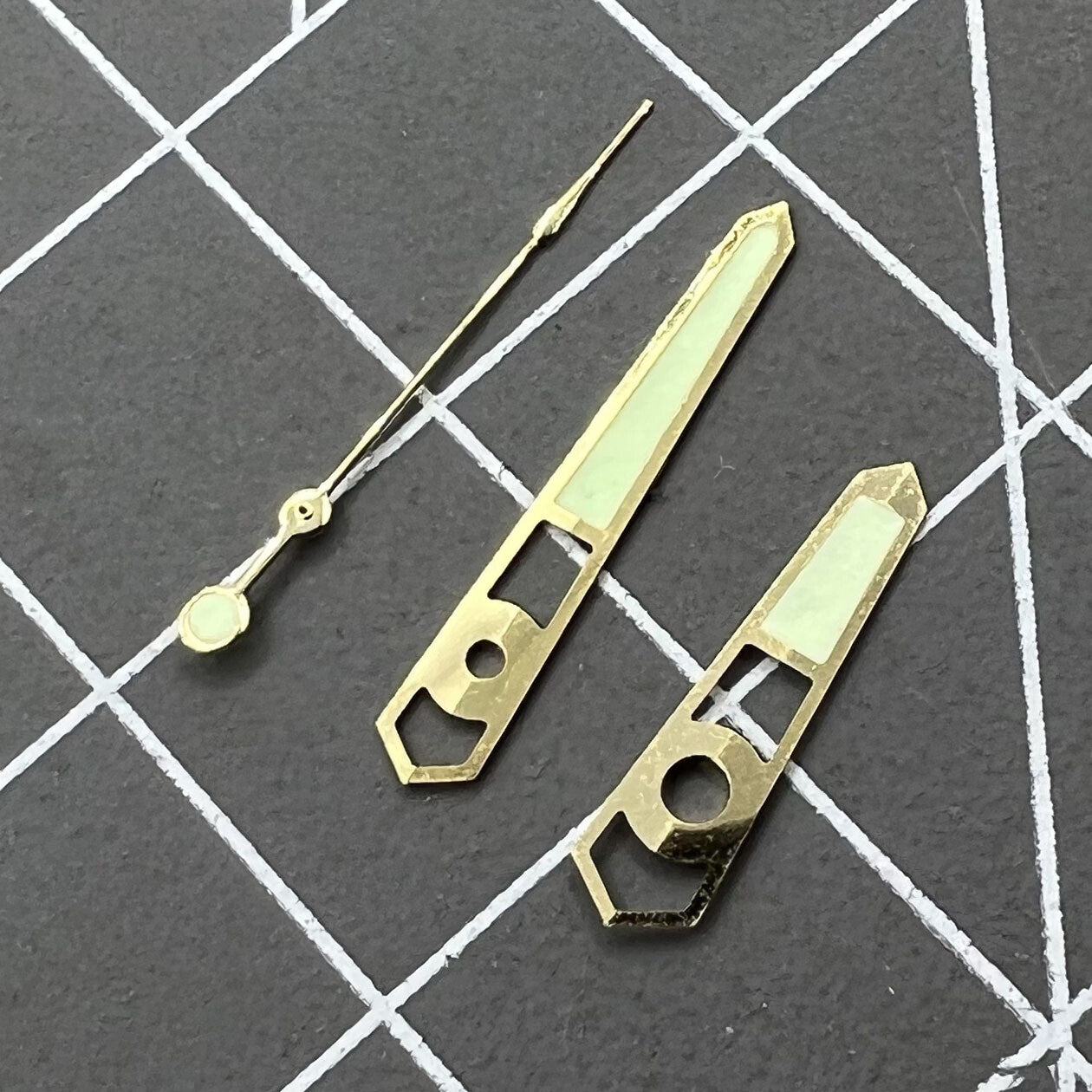 13 mm hohle, goldene Zierleisten, grüne Leuchtzeiger für das mechanische Uhrwerk NH35 NH36