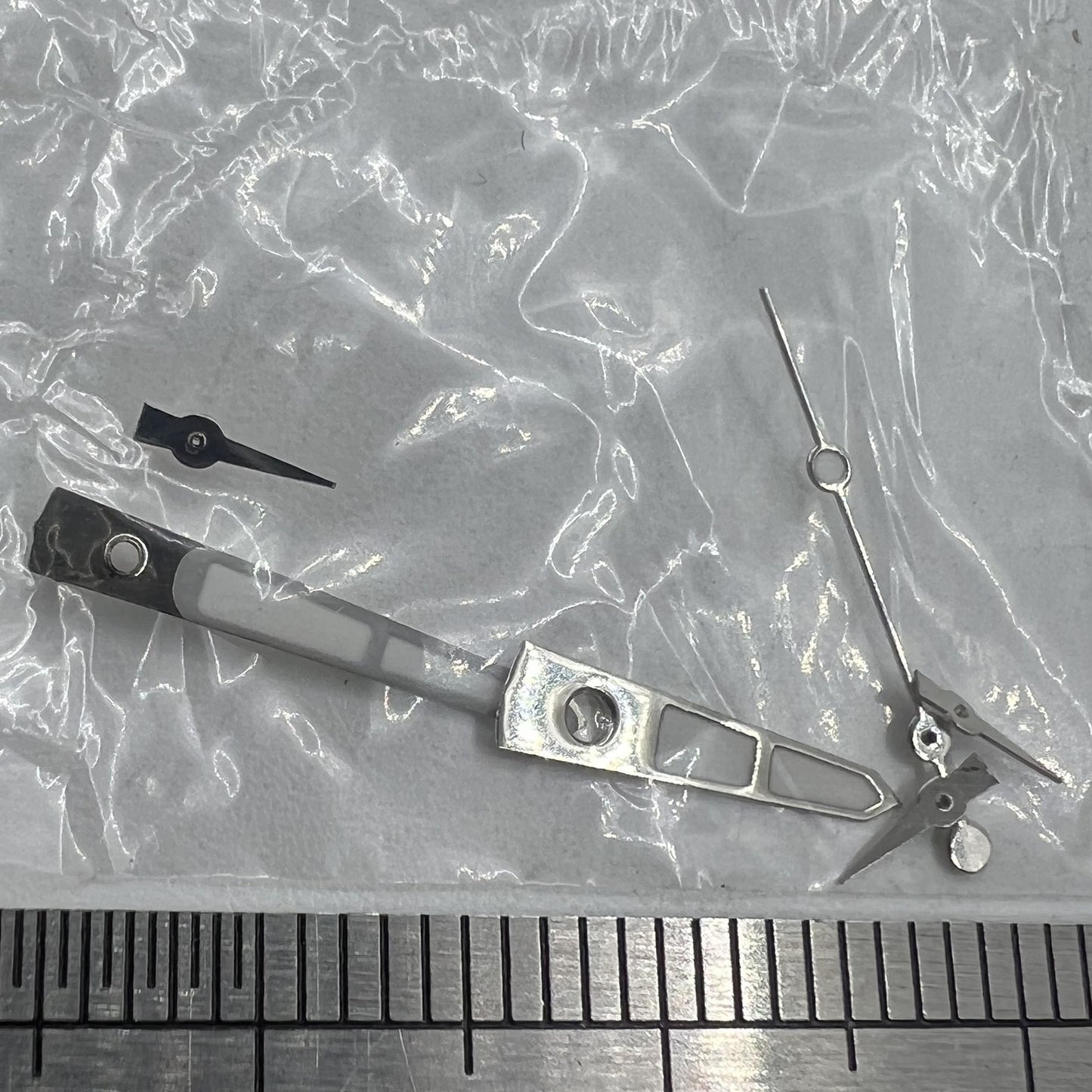 12,5 mm Uhrzeiger, grün leuchtend, silberner Rand für ISA 9232 Quarzwerk