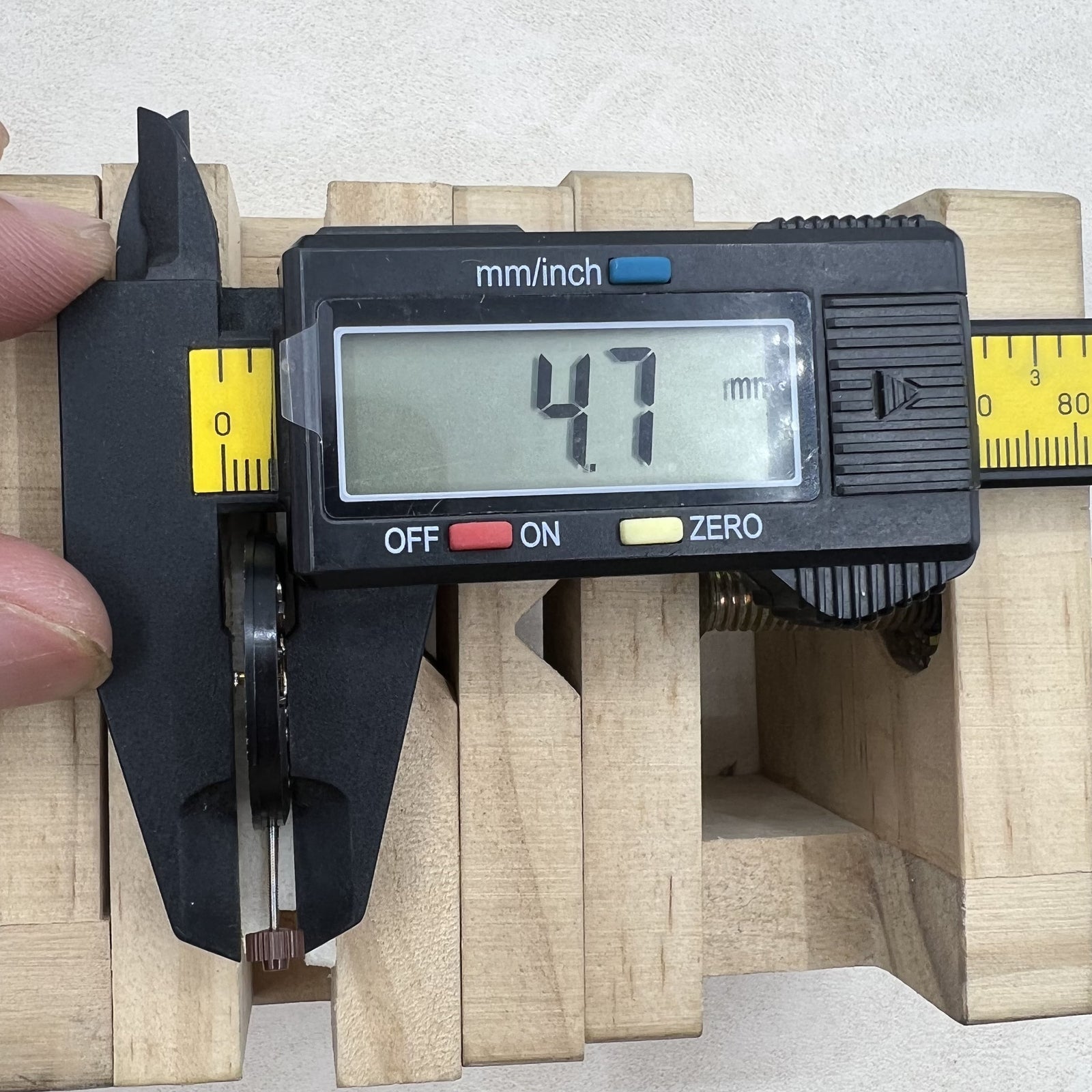 Swiss Ronda 517 quartz watch movement with 3 hands, double calendar, and black disk for accurate timekeeping.