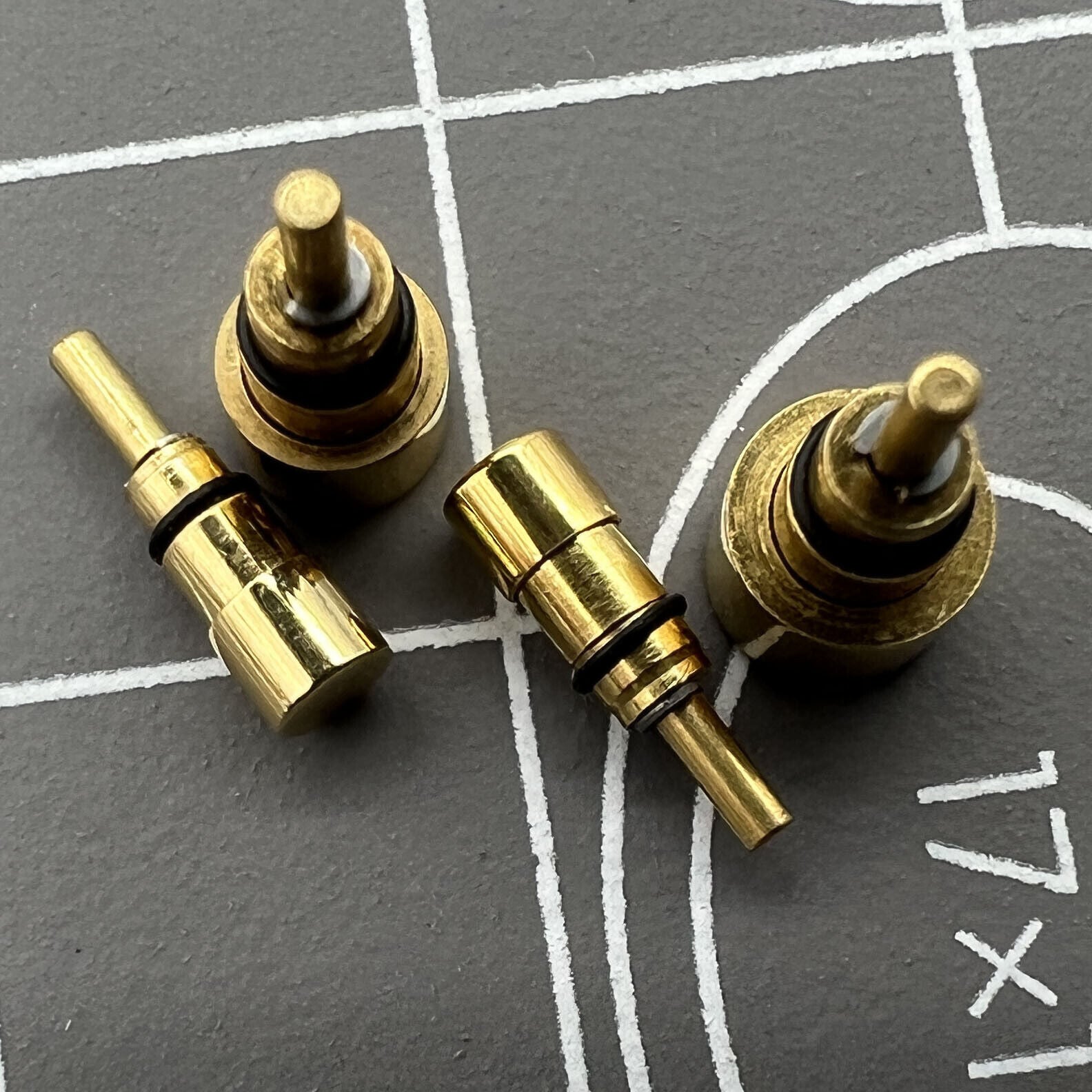 Set of 26 golden stainless steel watch pushers in 13 sizes, classic design. Durable and precise.