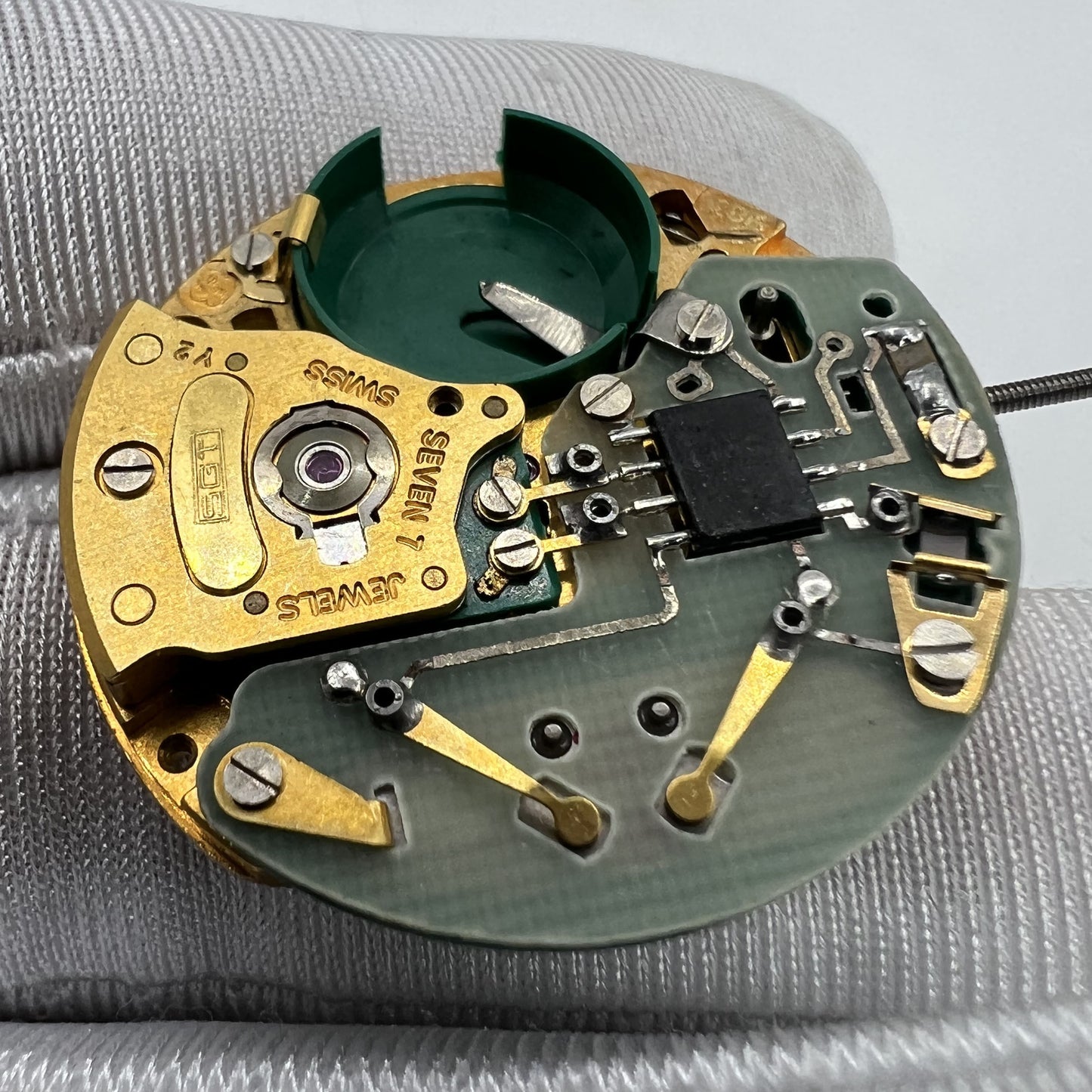 ESA9183 quartz movement with double calendar and 3 hands, Swiss made precision for watch accessories.