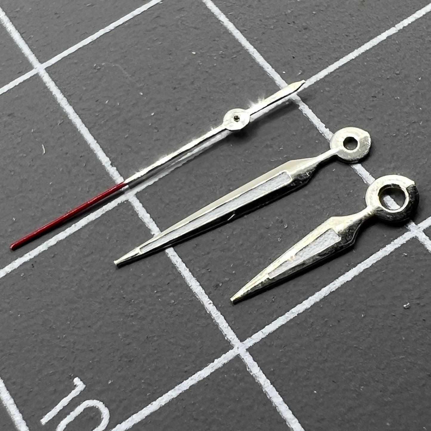Luminous arrow-shaped watch hands by P1-H2-C1 for Miyota 2035 quartz, enhancing readability and design.