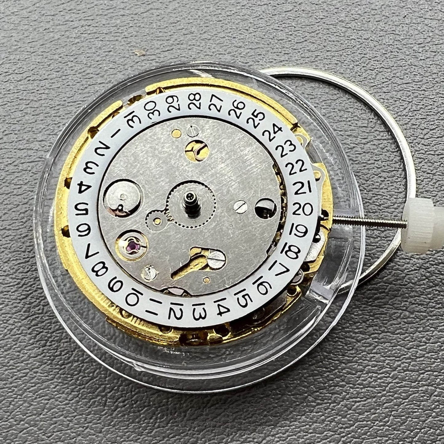 Golden Mingzhu 8205 mechanical watch movement with single calendar, ideal for watch accessory replacements and repairs.