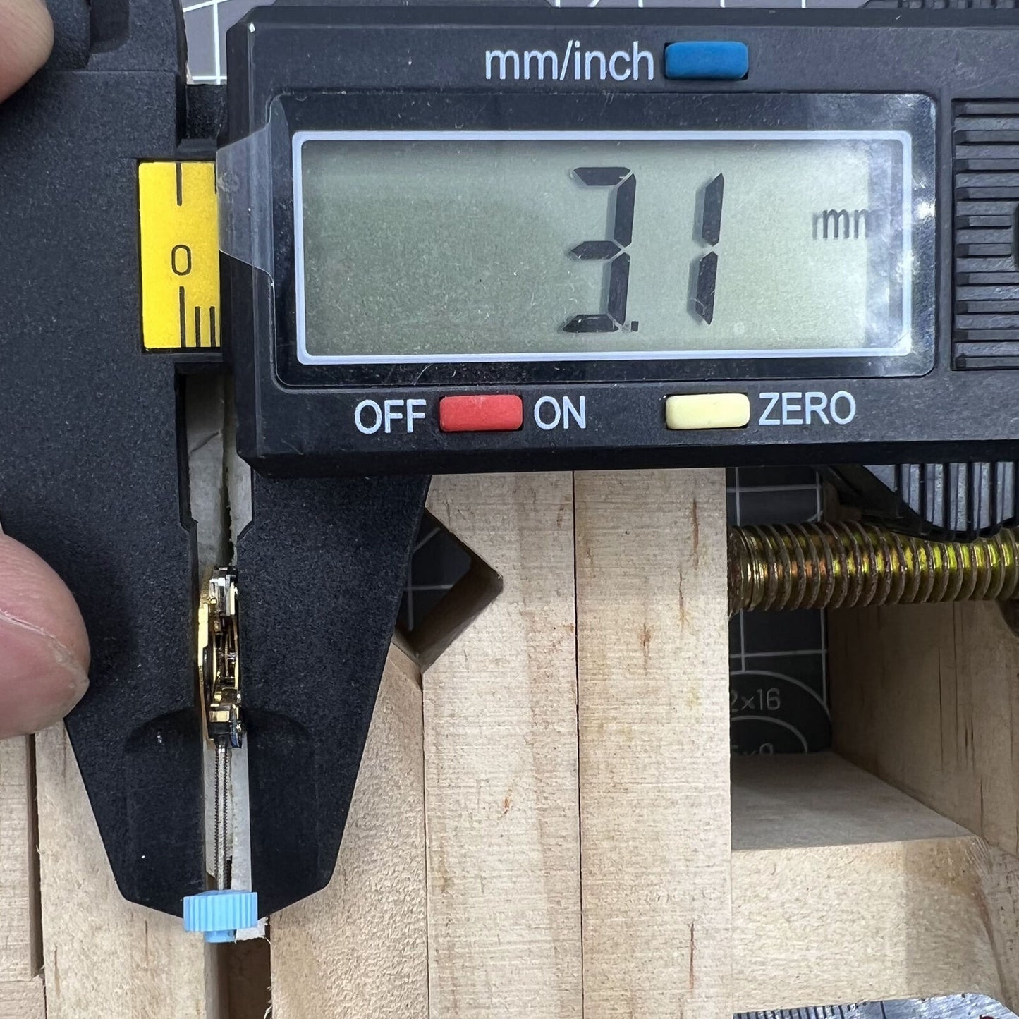 Swiss ETA 980.153 quartz watch movement with 2 hands, precision timekeeping by ETA brand for reliable watch accessories.