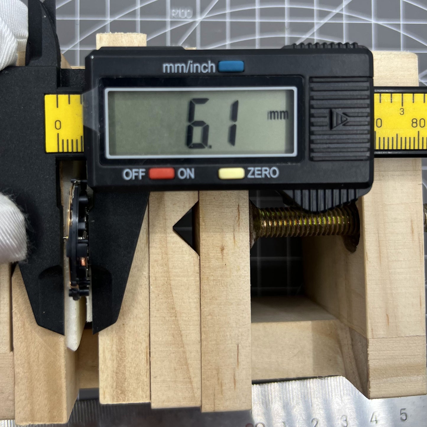 Hattori Epson TMI VX9N quartz watch movement from Japan, ensuring precise and durable timekeeping.