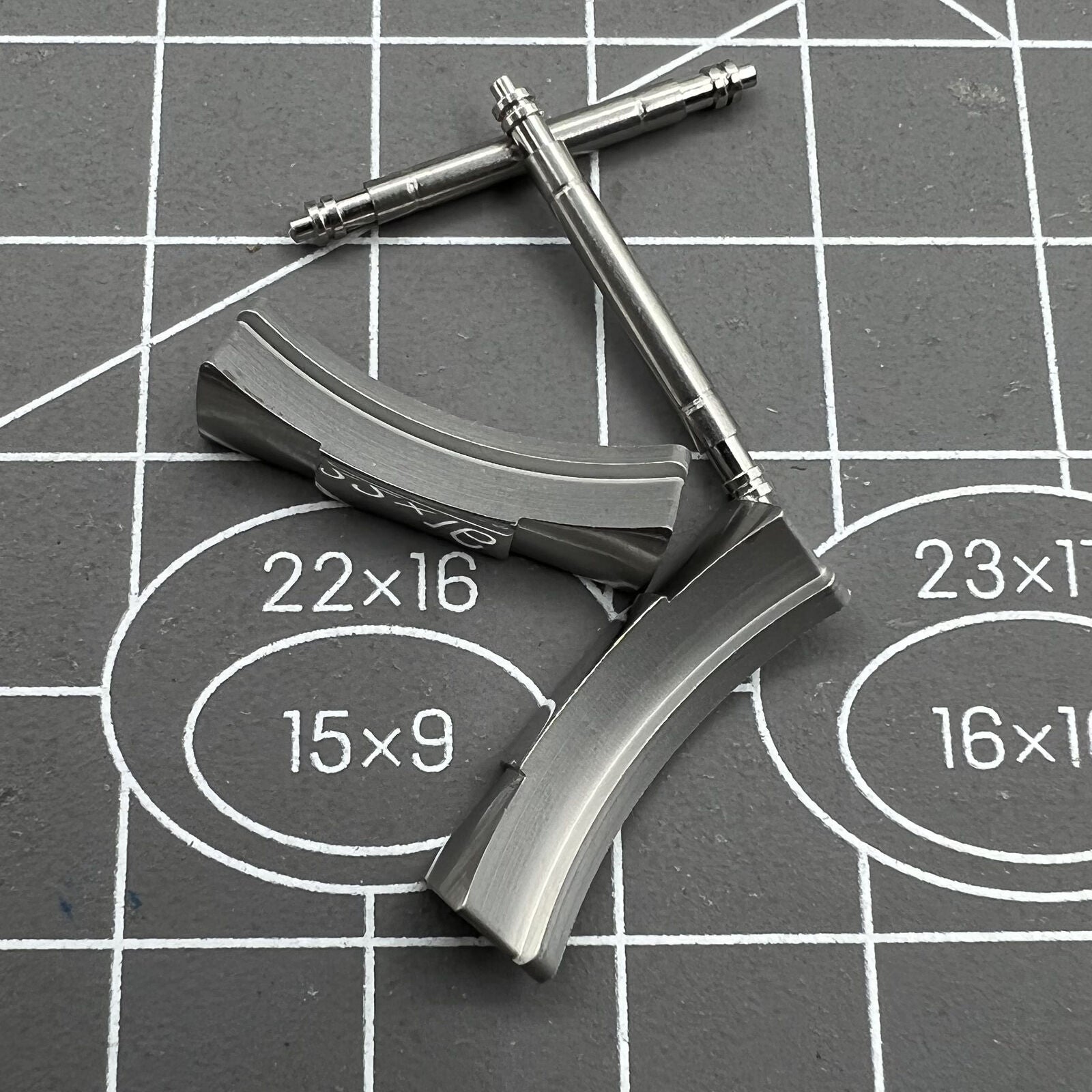 Silver curved end link connections for Daytona watch band, 20/21mm width, enhancing bracelet fit and style.