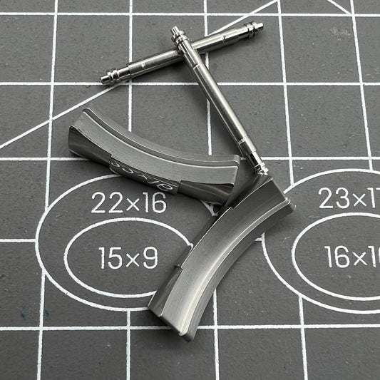 Silver curved end link connections for Daytona watch band, 20/21mm width, enhancing bracelet fit and style.