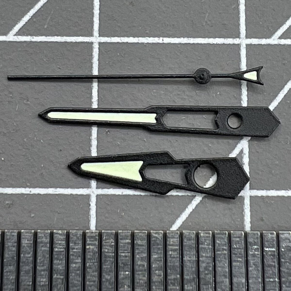 13 mm mattierte schwarze Zierleiste, hohle grüne Leuchtzeiger für NH35 NH36 Uhrwerk