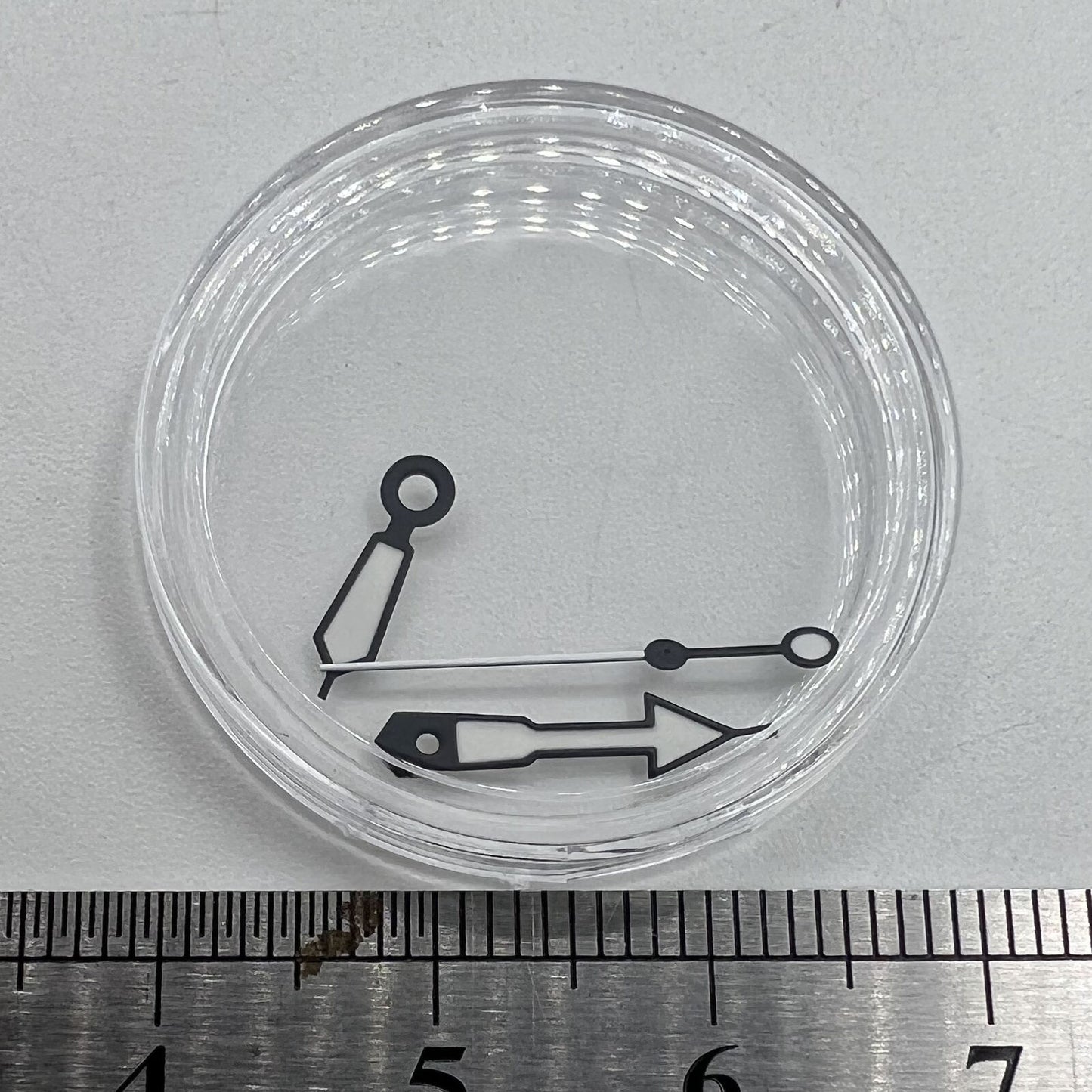 Uhrzeiger, 13 mm, grüne Leuchtmasse, schwarzer Rand, weiß lackiert, Pfeilform für NH35/36