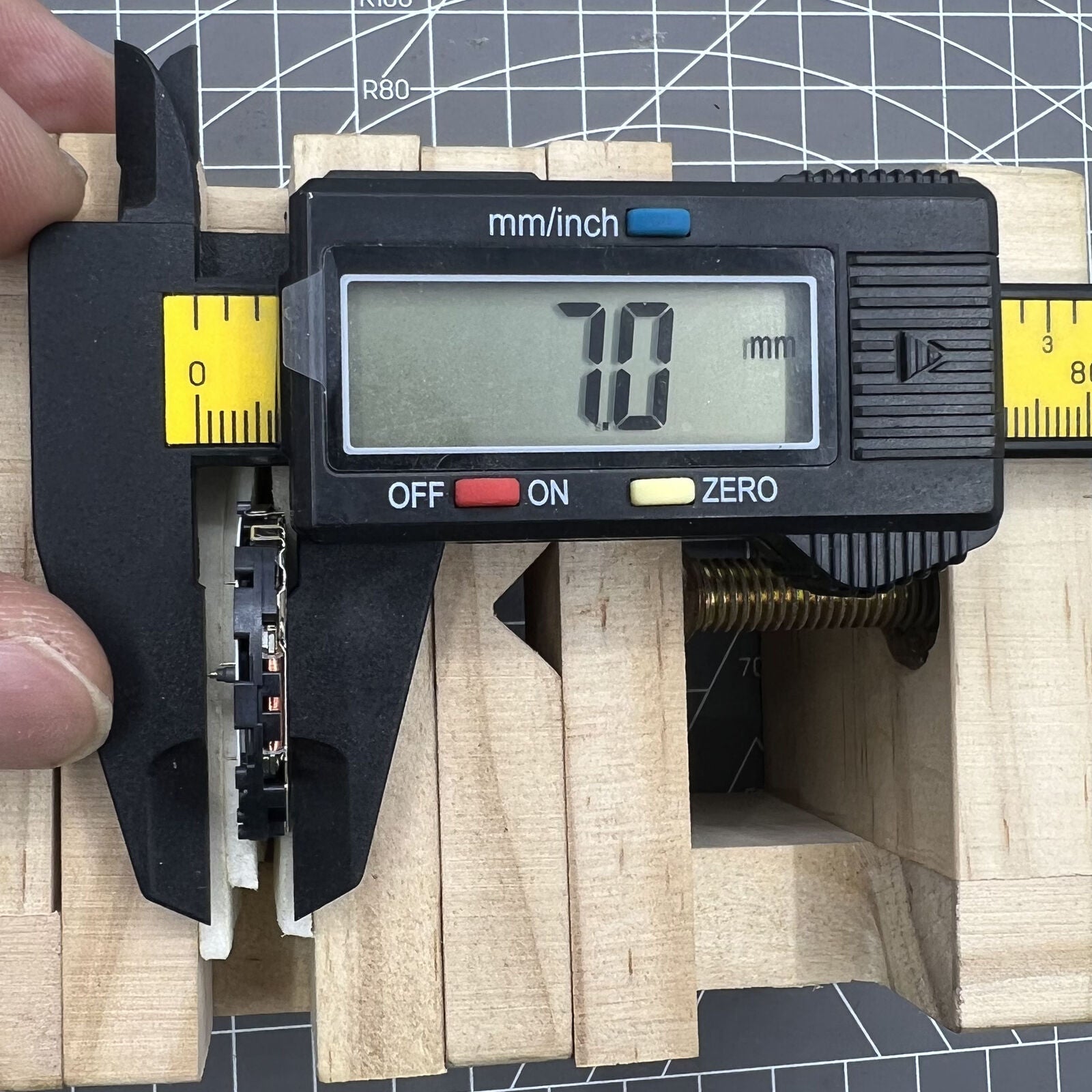 Hattori Epson TMI Japan VR3G quartz watch movement for accurate timekeeping in watch accessories.