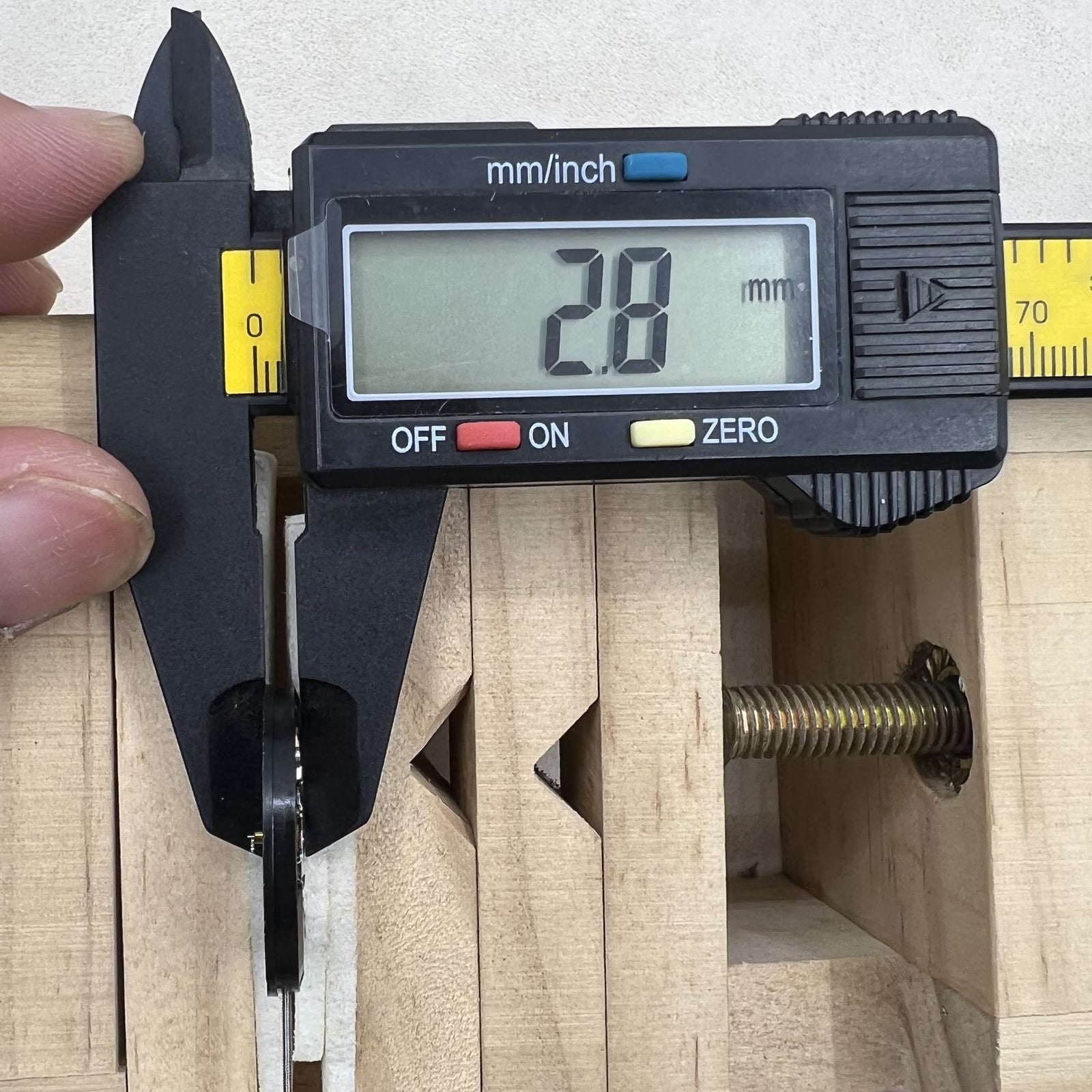 Swiss Ronda 517 quartz watch movement featuring 3 hands, double calendar, and black disk for precision timing.