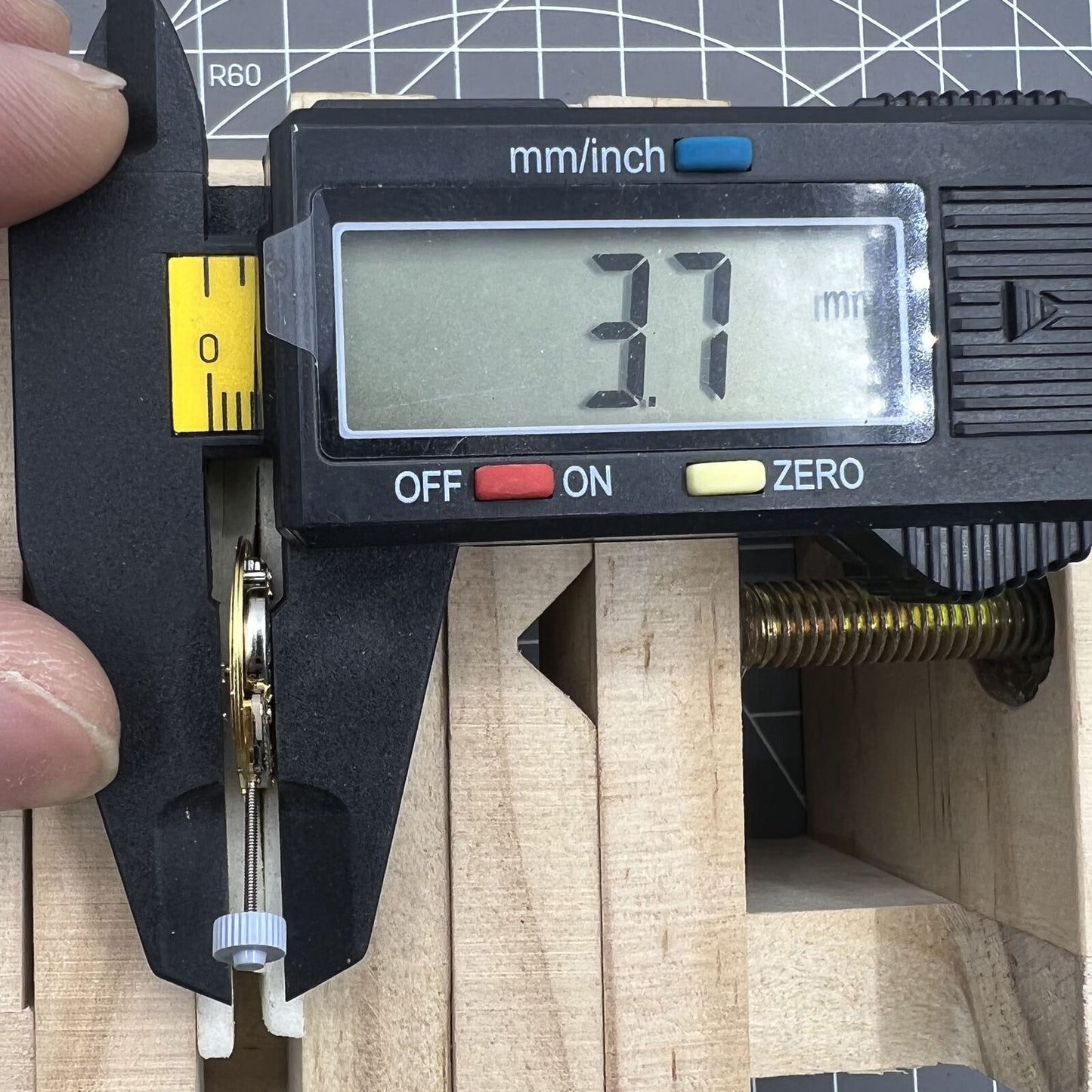 Ronda 785 3 Zeiger Quarzuhrwerk Datum bei 3 HCP2 Swiss Made Uhrwerk