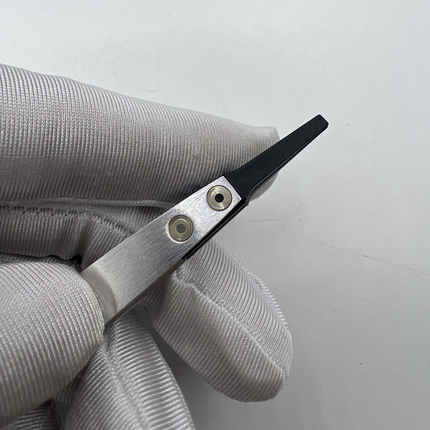 Pince à épiler Horotec MSA12.711 en fibre de carbone, pointe dure, large et plate, fabriquée en Suisse