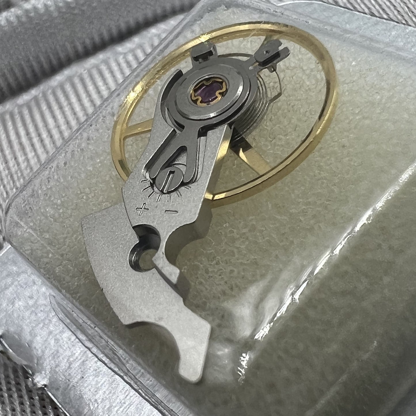 Attelle de balancier de montre en argent sans veines pour mouvement <tc>ETA</tc> 2824 2836