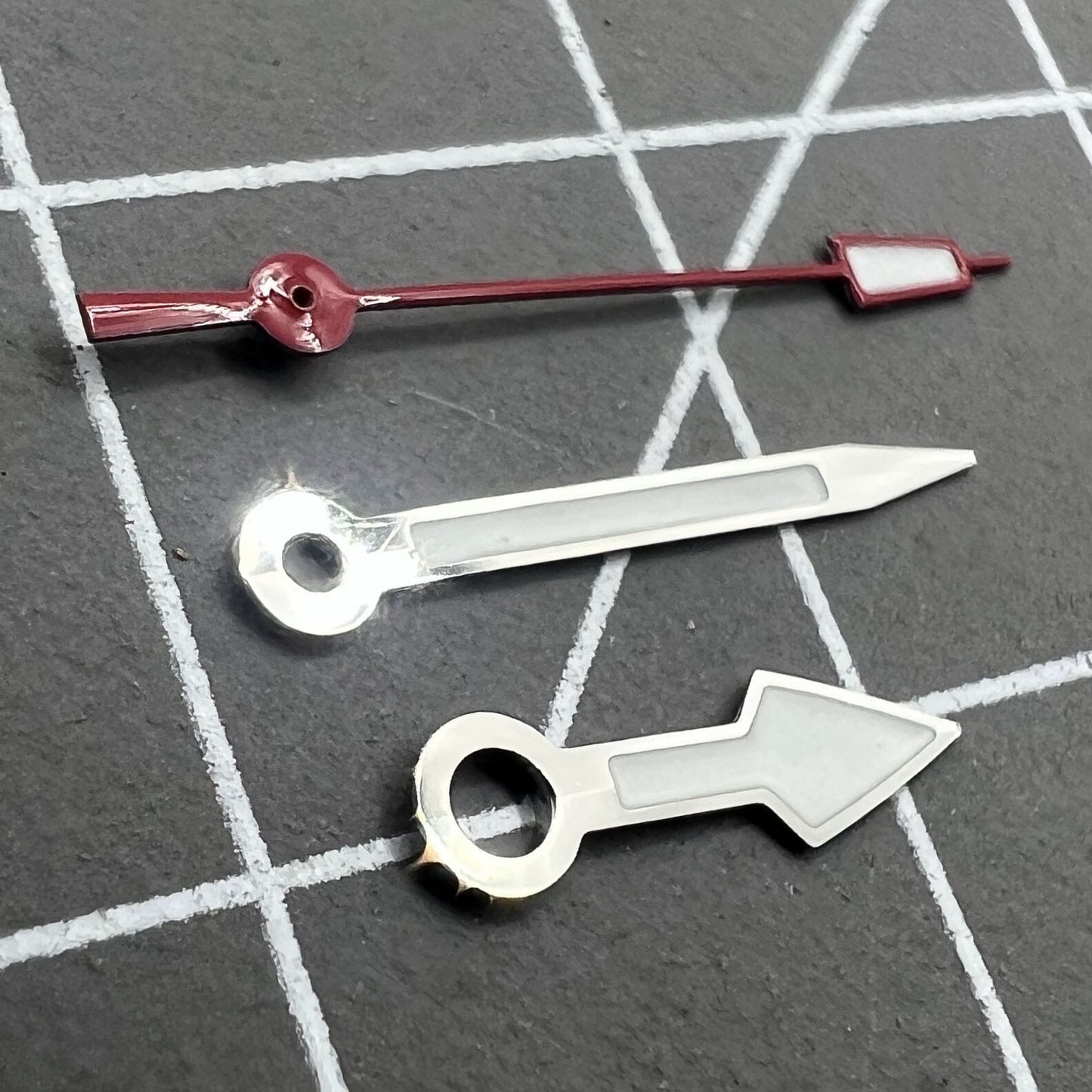 Arrow-shaped silver watch hands with red second hand and green lume, compatible with NH35 NH36 movements.