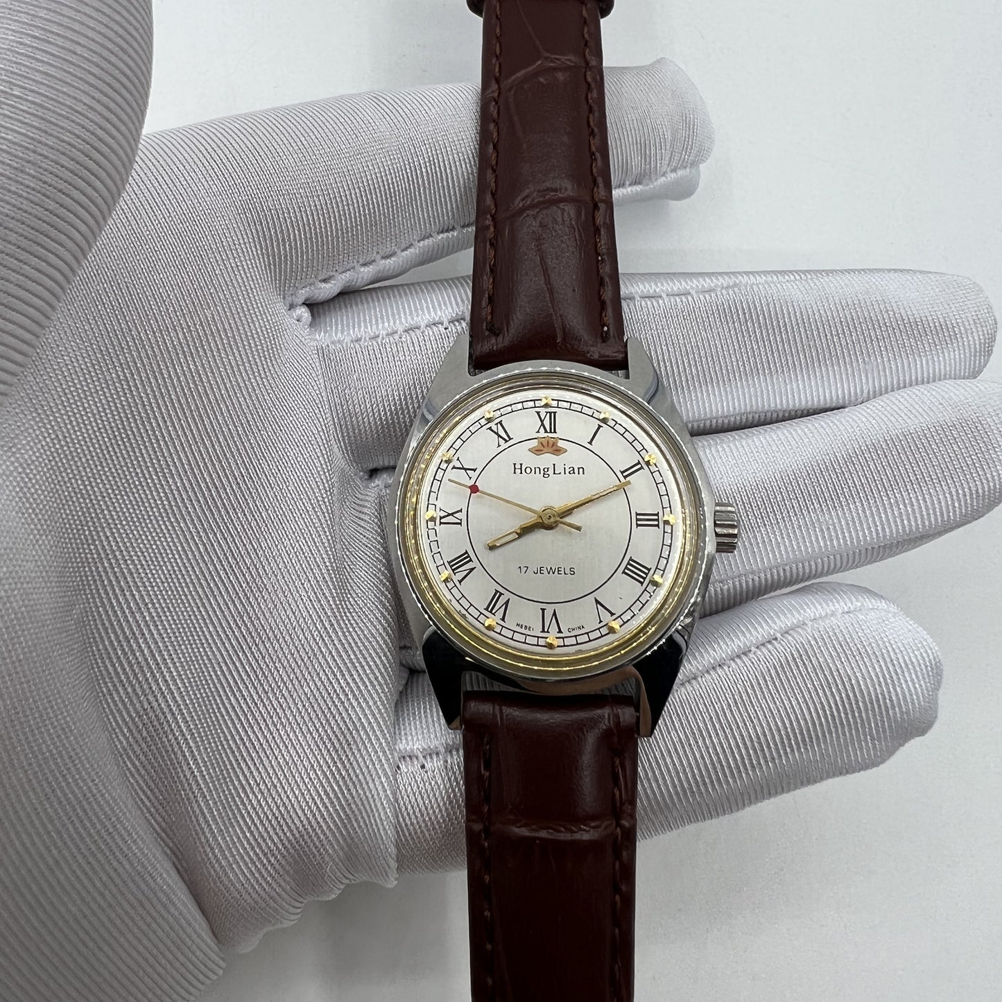 HONGLIAN 32mm manual mechanical watch with 17 jewels, Roman numerals, elegant vintage style.