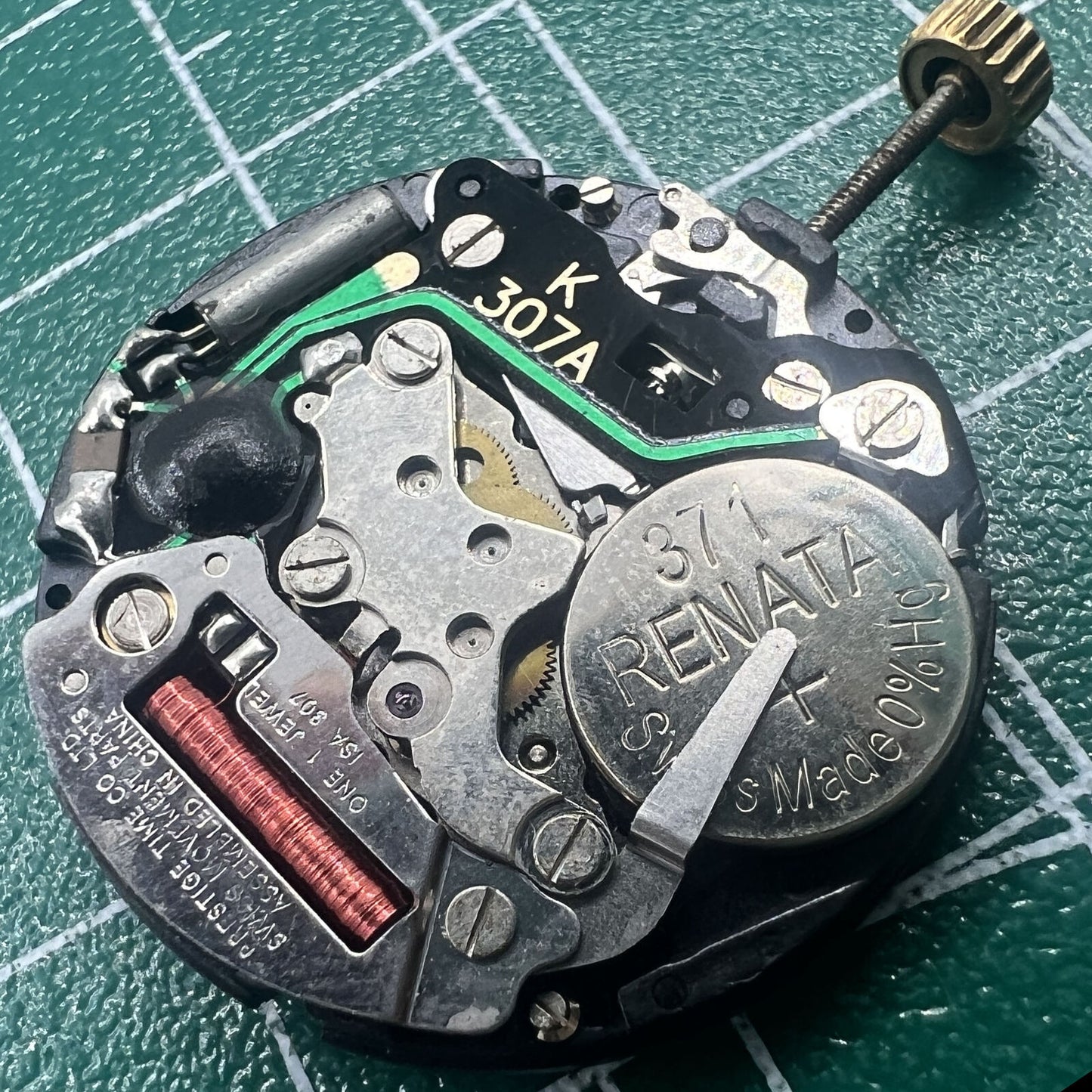 Wholesale ISA 307 quartz watch movement featuring date display at 3 o'clock, brand new and high quality.