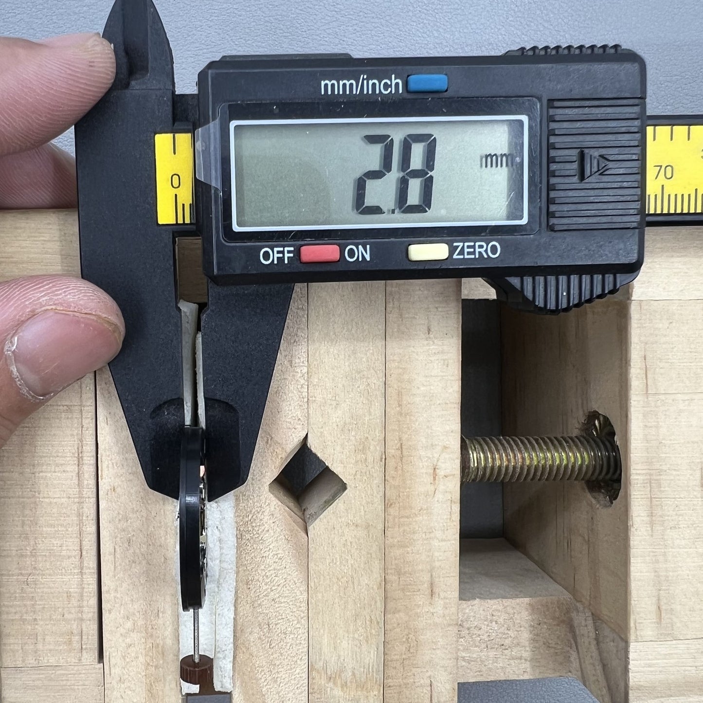 Schweizer schwarzes Festplattendatum bei 6 Ronda 515 Watch Quartz Bewegung 3 Hände