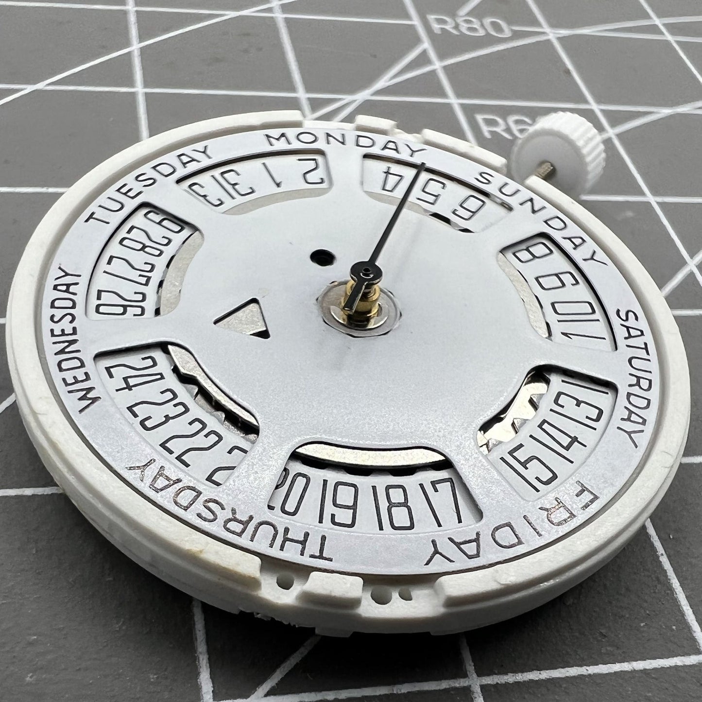 ISA Quarz Uhrwerk Modell 1198 mit Tag Datum Weißes Zifferblatt Datum bei 6 Uhr