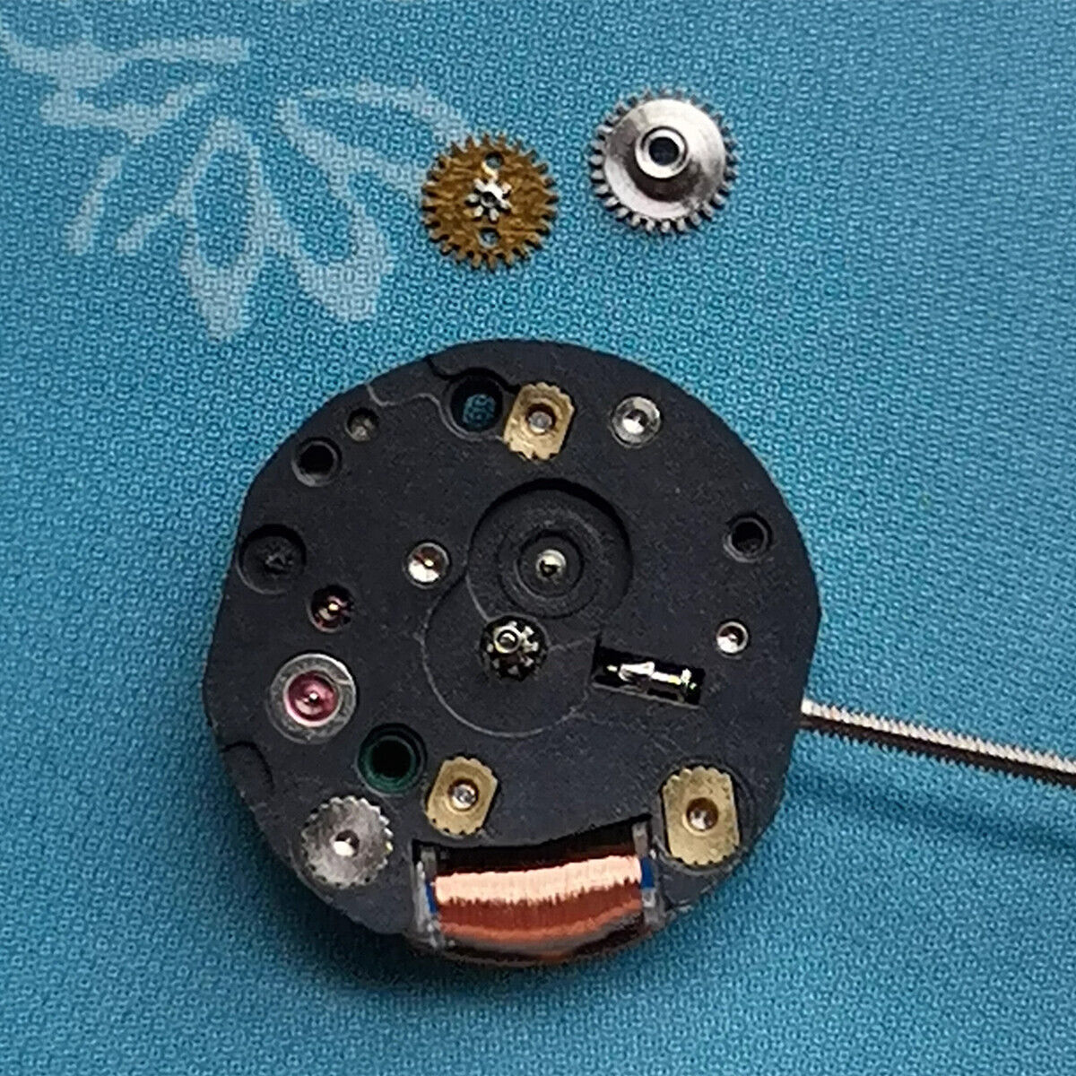 Epson YL50A quartz watch movement with 5 jewels and 2 hands, Japan-made for precise repairs.
