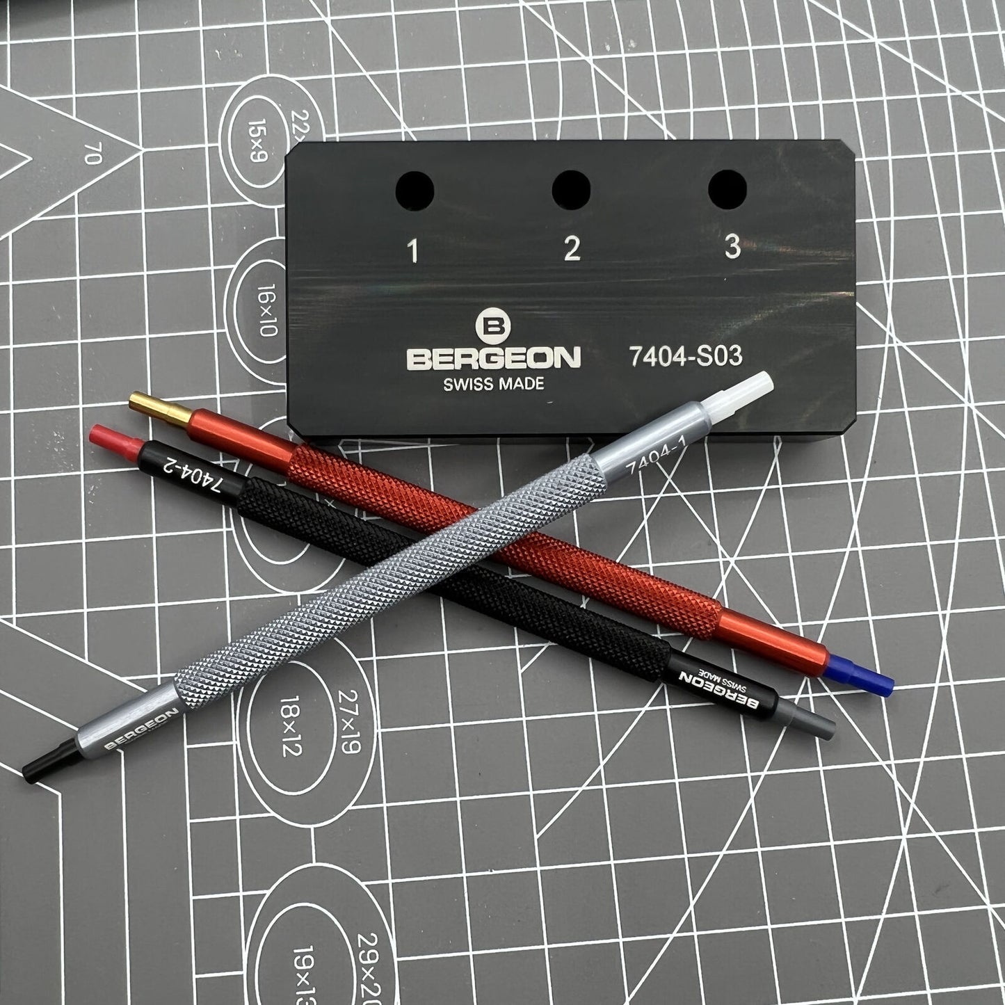 Outils de montage d'aiguilles de montre Bergeon 7404-S03 (lot de 3) avec base, fabrication suisse