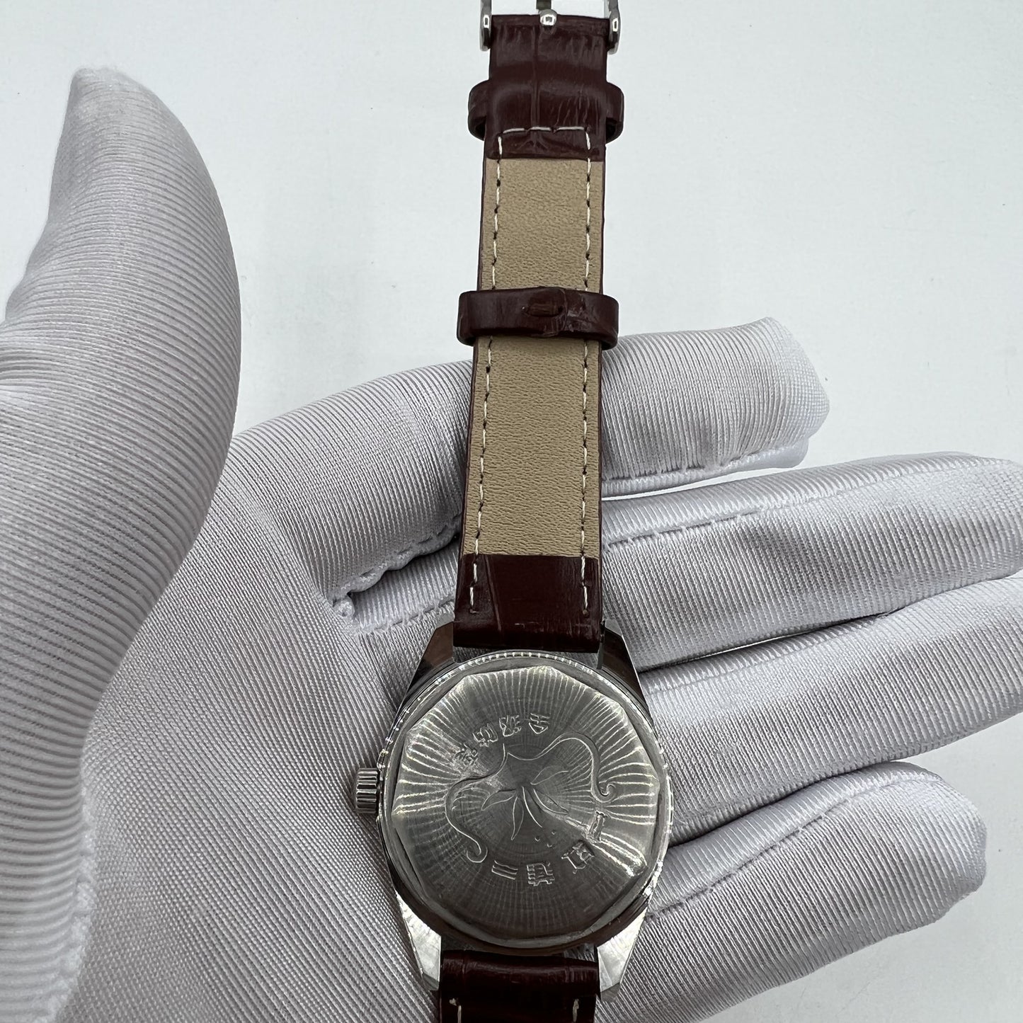 HONGLIAN 32mm manual mechanical watch with 17 jewels and Roman numerals in elegant classic design.