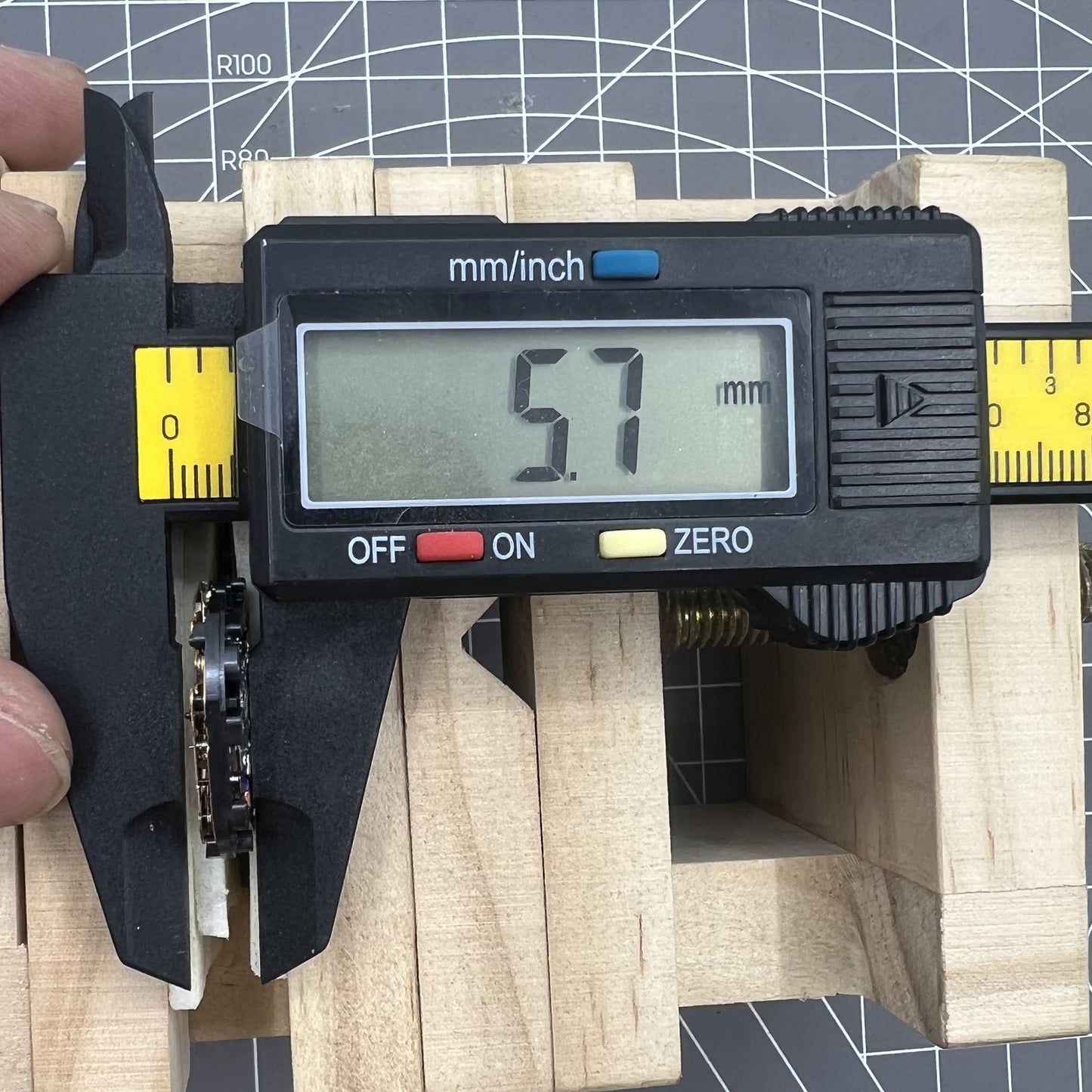 Hattori Epson TMI VX3S quartz watch movement with stem, precise timekeeping for repair parts