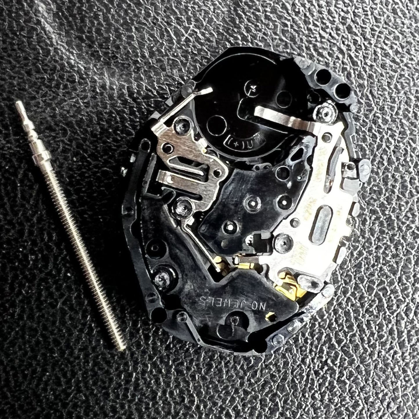 Hattori Epson PC21 quartz watch movement, reliable precision for wristwatch timekeeping.